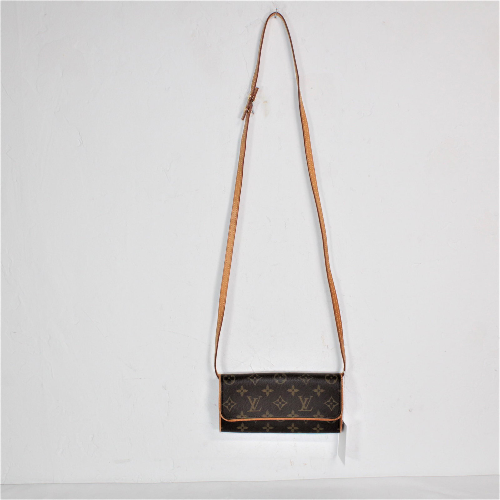 Louis Vuitton Twin PM in Monogram Canvas: Genuine Pre-Owned Louis Vuitton Twin PM in Brown Monogram Canvas in AB condition. Date Code is SD0051. Measurements: 19*9*3cm (Length * Height * Width). This lot includes a certificate of authenticity