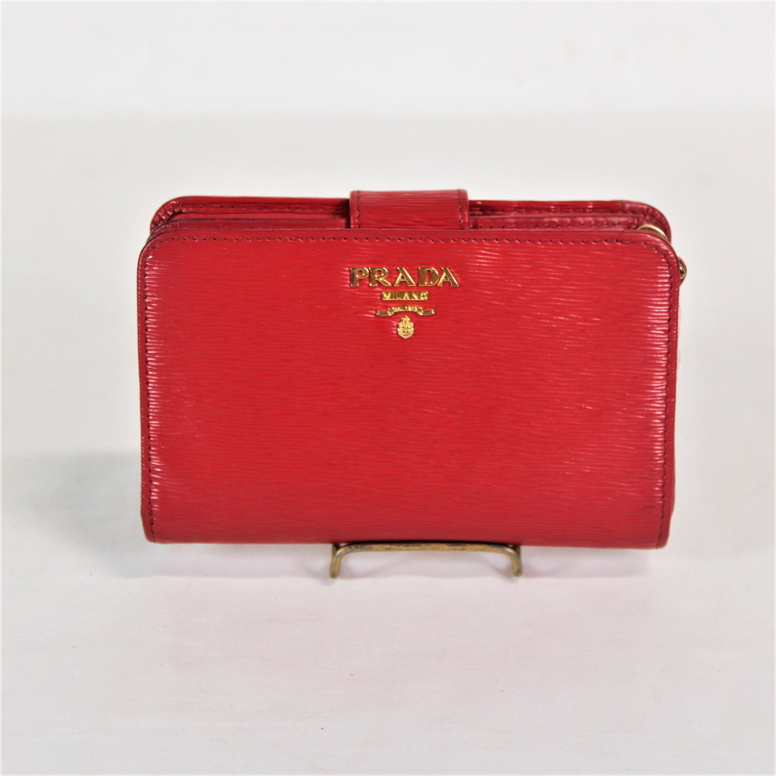 Prada Portafoglio Lampo Bifold Zip in Vitello Move: Genuine Pre-Owned Prada Portafoglio Lampo Bifold Zip in Red Vitello Move Leather in A condition. Date Code is N/A. Measurements: 14*9*2cm (Length * Height * Width). This lot includes a certificate of 
