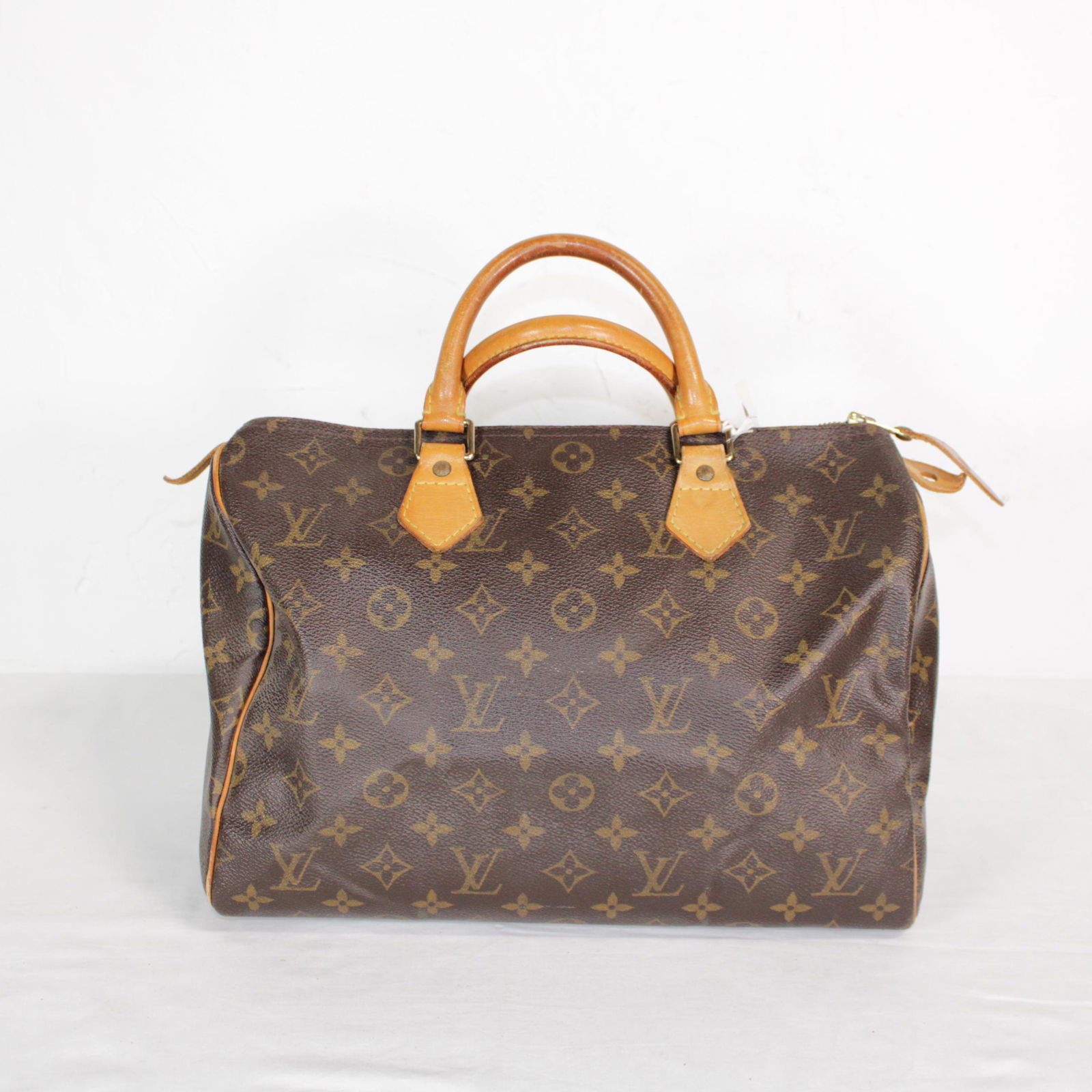 Louis Vuitton Speedy 30 in Monogram Canvas: Genuine Pre-Owned Louis Vuitton Speedy 30 in Brown Monogram Canvas in AB condition. Date Code is SD0997. Measurements: 30*21*17cm (Length * Height * Width). This lot includes a certificate of authenti