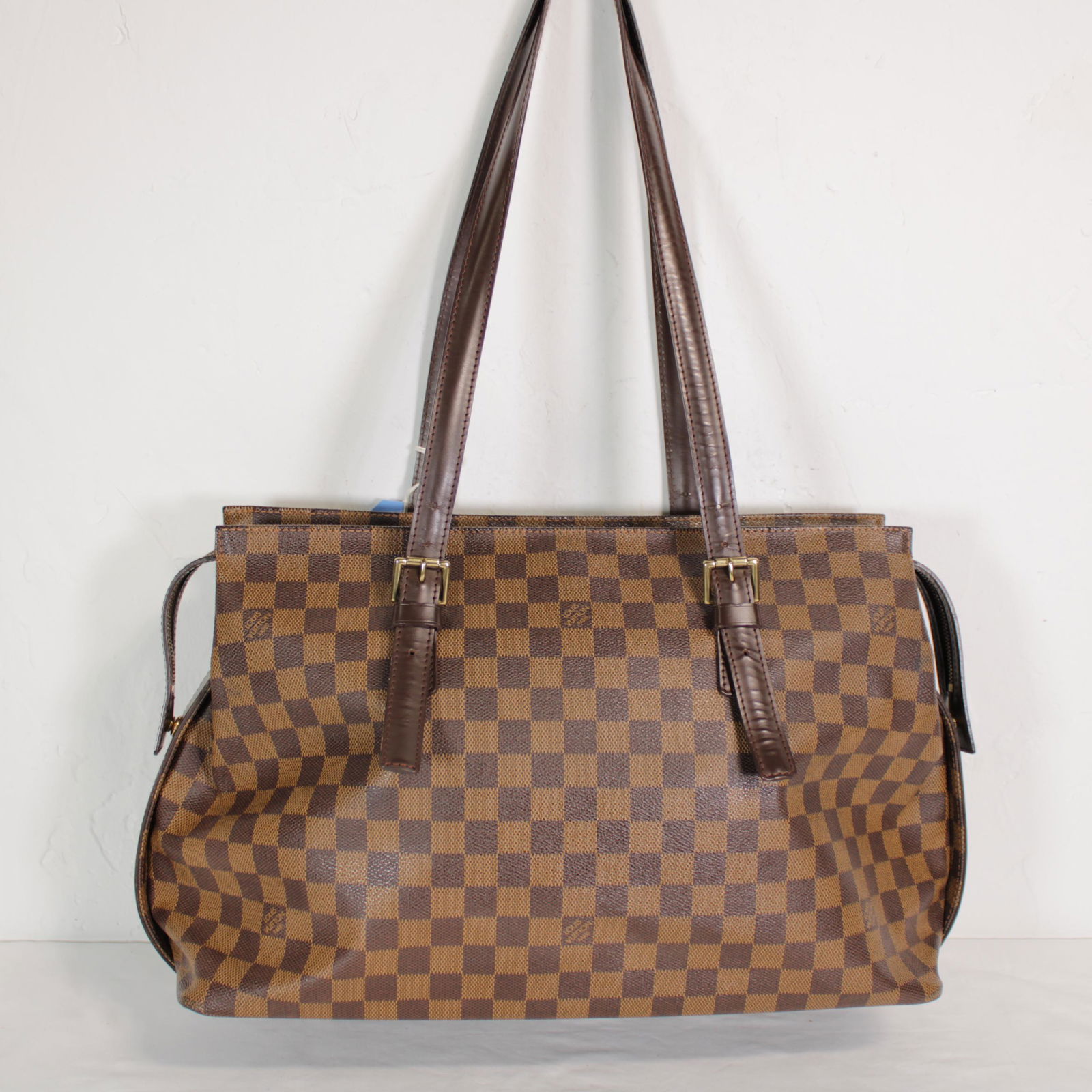 Louis Vuitton Chelsea in Damier Ebene: Genuine Pre-Owned Louis Vuitton Chelsea in Brown Damier Ebene in A condition. Date Code is TH1011 This lot includes Dustbag. Measurements: 41*27*15cm (Length * Height * Width). This lot includes a ce