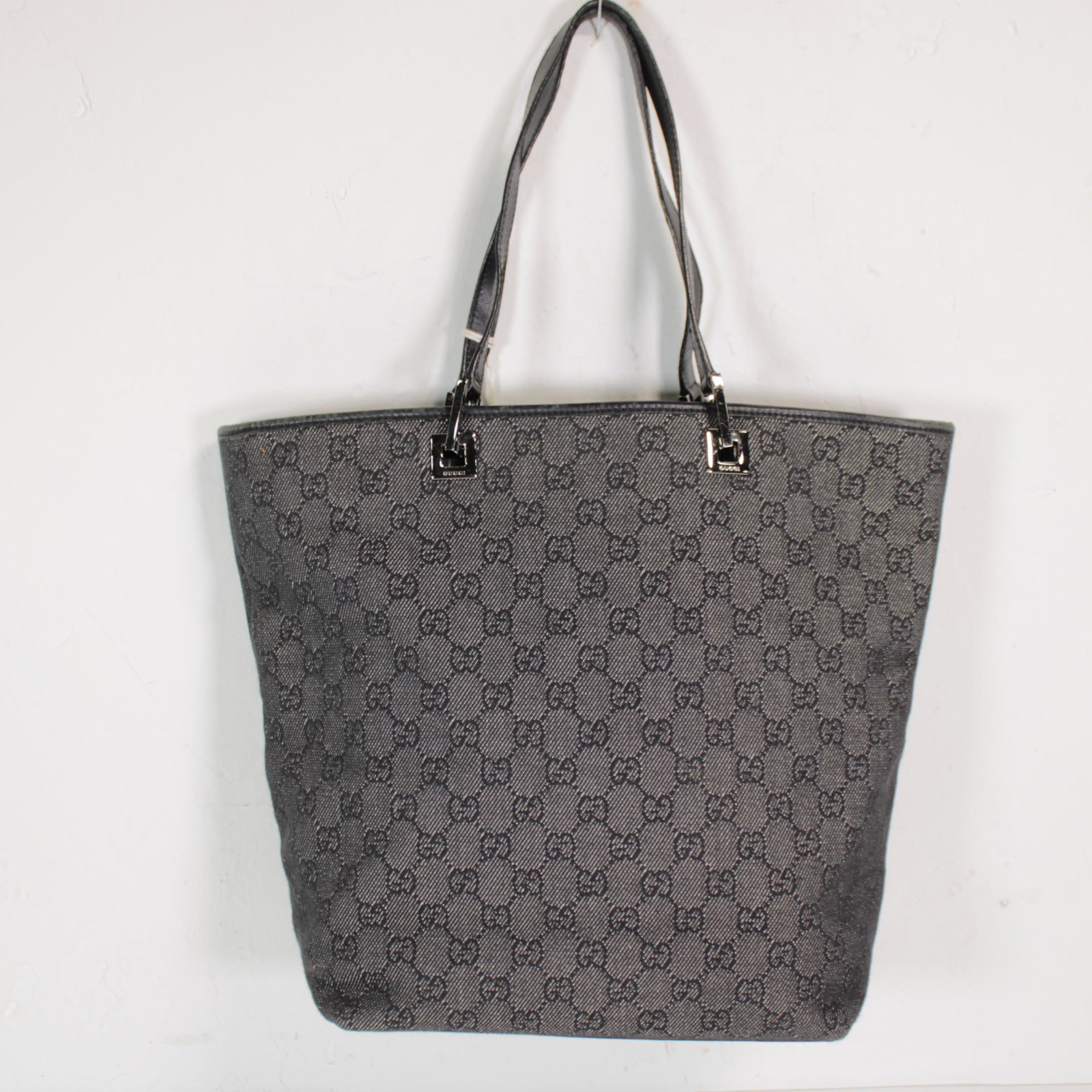 Gucci Shopping Tote in Monogrammed Canvas: Genuine Pre-Owned Gucci Shopping Tote in Black/Gray Monogrammed Canvas in AB condition. Date Code is 31243/3444. Measurements: 23*30*11cm (Length * Height * Width). This lot includes a certificate of 