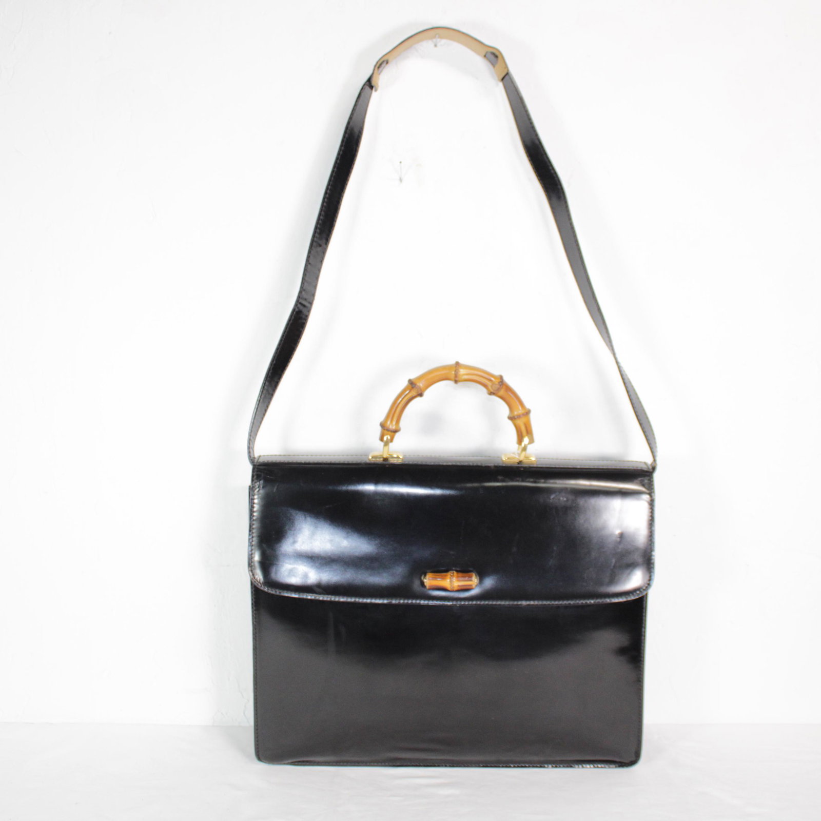 Gucci Bamboo Briefcase in Smooth Leather: Genuine Pre-Owned Gucci Bamboo Briefcase in Black Smooth Leather in A condition. Date Code is 015.904.3304 This lot includes Strap. Measurements: 40*30*8cm (Length * Height * Width). This lot includes