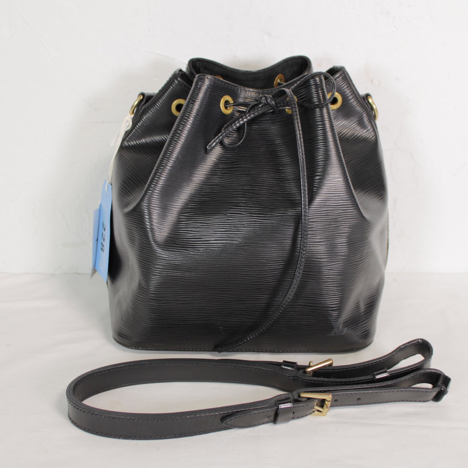 Louis Vuitton Noe PM in Black Leather Epi: Genuine Pre-Owned Louis Vuitton Noe PM in Black Epi in AB condition. Date Code is A21902. Measurements: (Length * Height * Width). This lot includes a certificate of authenticity.