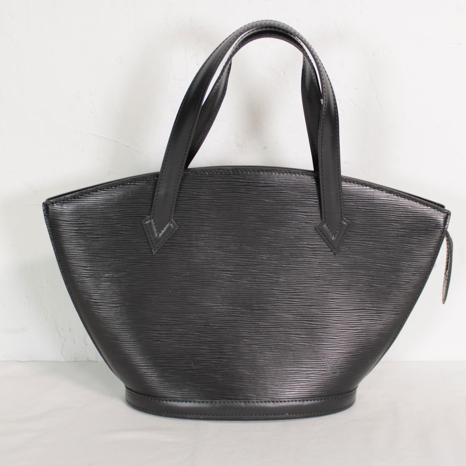 Louis Vuitton St-Jacques PM in Black Leather Epi: Genuine Pre-Owned Louis Vuitton St-Jacques PM in Black Epi in A condition. Date Code is VI0945. Measurements: 23*24*10cm (Length * Height * Width). This lot includes a certificate of authenticity.