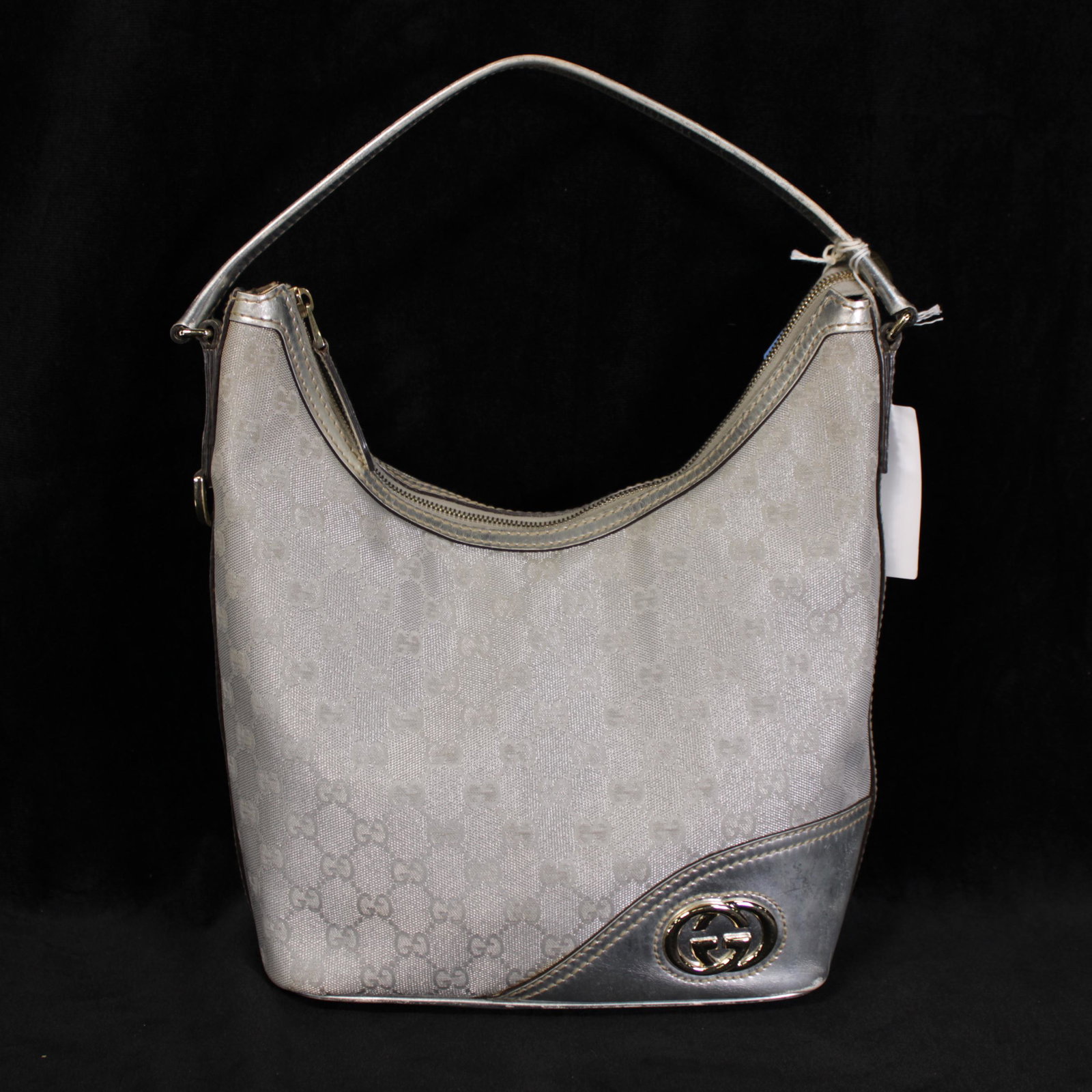Gucci Medium Britt Hobo in Monogrammed Canvas: Genuine Pre-Owned Gucci Medium Britt Hobo in Mettalic Silver Monogrammed Canvas in AB condition. Date Code is 182491/1669 This lot includes Dustbag. Measurements: 24*28*11cm (Length * Height * Width).
