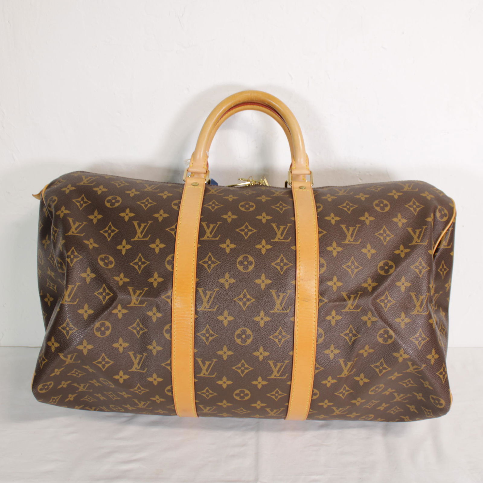 Louis Vuitton Keepall 50 in Monogram Canvas: Genuine Pre-Owned Louis Vuitton Keepall 50 in Brown Monogram Canvas in A condition. Date Code is SP0918. Measurements: 50*26*22cm (Length * Height * Width). This lot includes a certificate of authenti