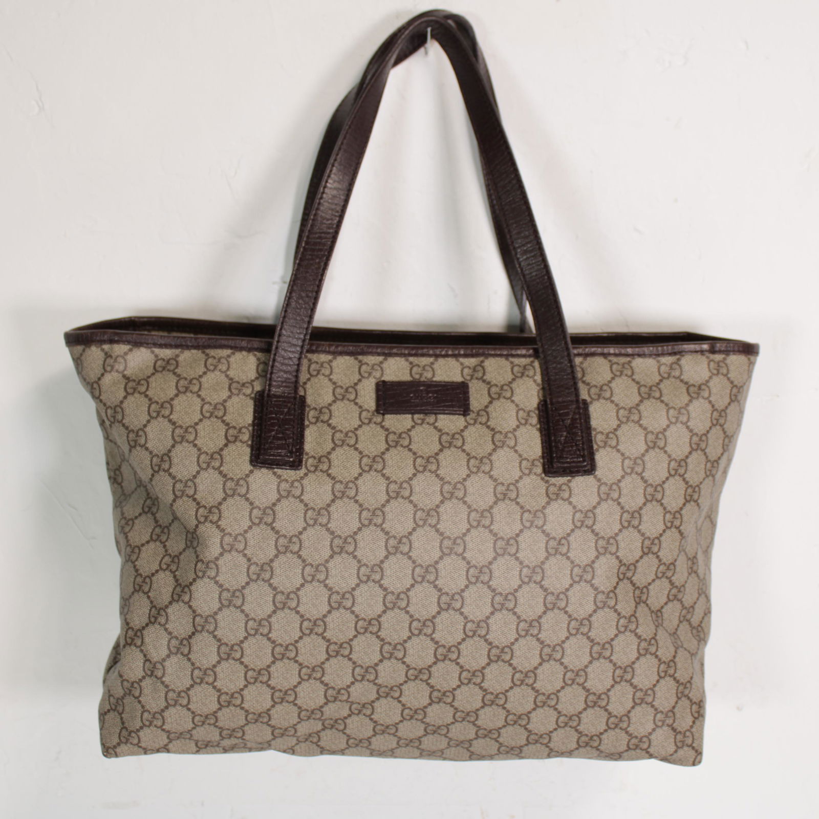 Gucci Shopping Tote in Supreme Coated Canvas: Genuine Pre-Owned Gucci Shopping Tote in Beige/Dark Brown Supreme Coated Canvas in AB condition. Date Code is 131084-002122 This lot includes Dustbag. Measurements: 45*26*11cm (Length * Height * Widt