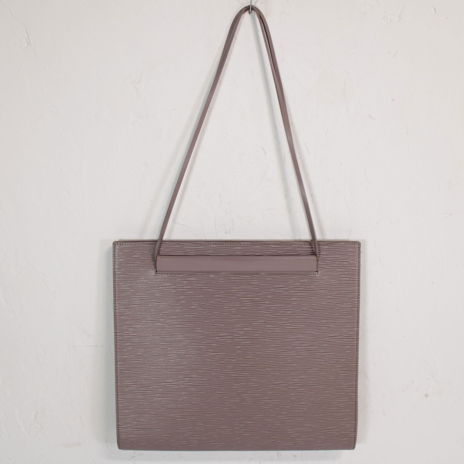 Louis Vuitton Saint Tropez PM in Lilac Leather Epi: Genuine Pre-Owned Louis Vuitton Saint Tropez PM in Lilac Epi in AB condition. Date Code is MI0080 This lot includes Dustbag. Measurements: 30*27*5cm (Length * Height * Width). This lot includes a cer