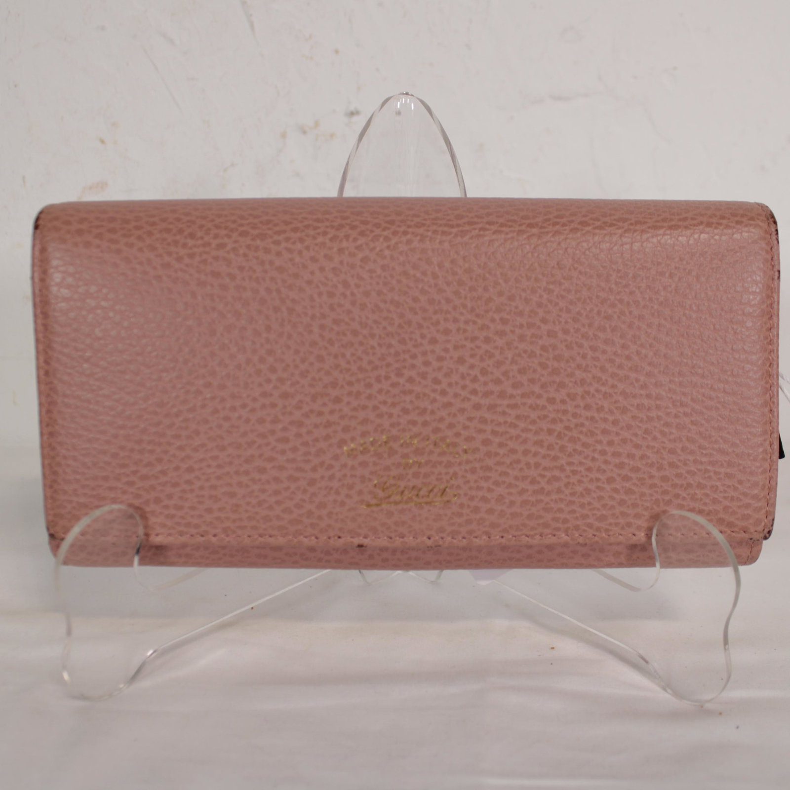 Gucci Swing Flap Wallet in Grained Leather: Genuine Pre-Owned Gucci Swing Flap Wallet in Pink Grained Leather in AB condition. Date Code is 354498/2149 This lot includes Box. Measurements: 19*10*3cm (Length * Height * Width). This lot includes 