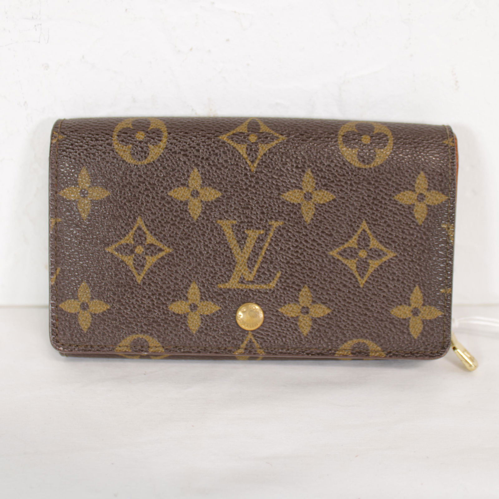Louis Vuitton Porte Tresor Zip 2 in Monogram Canvas: Genuine Pre-Owned Louis Vuitton Porte Tresor Zip 2 in Brown Monogram Canvas in AB condition. Date Code is N/A. Measurements: 14*12,5*8,5cm (Length * Height * Width). This lot includes a certificate of