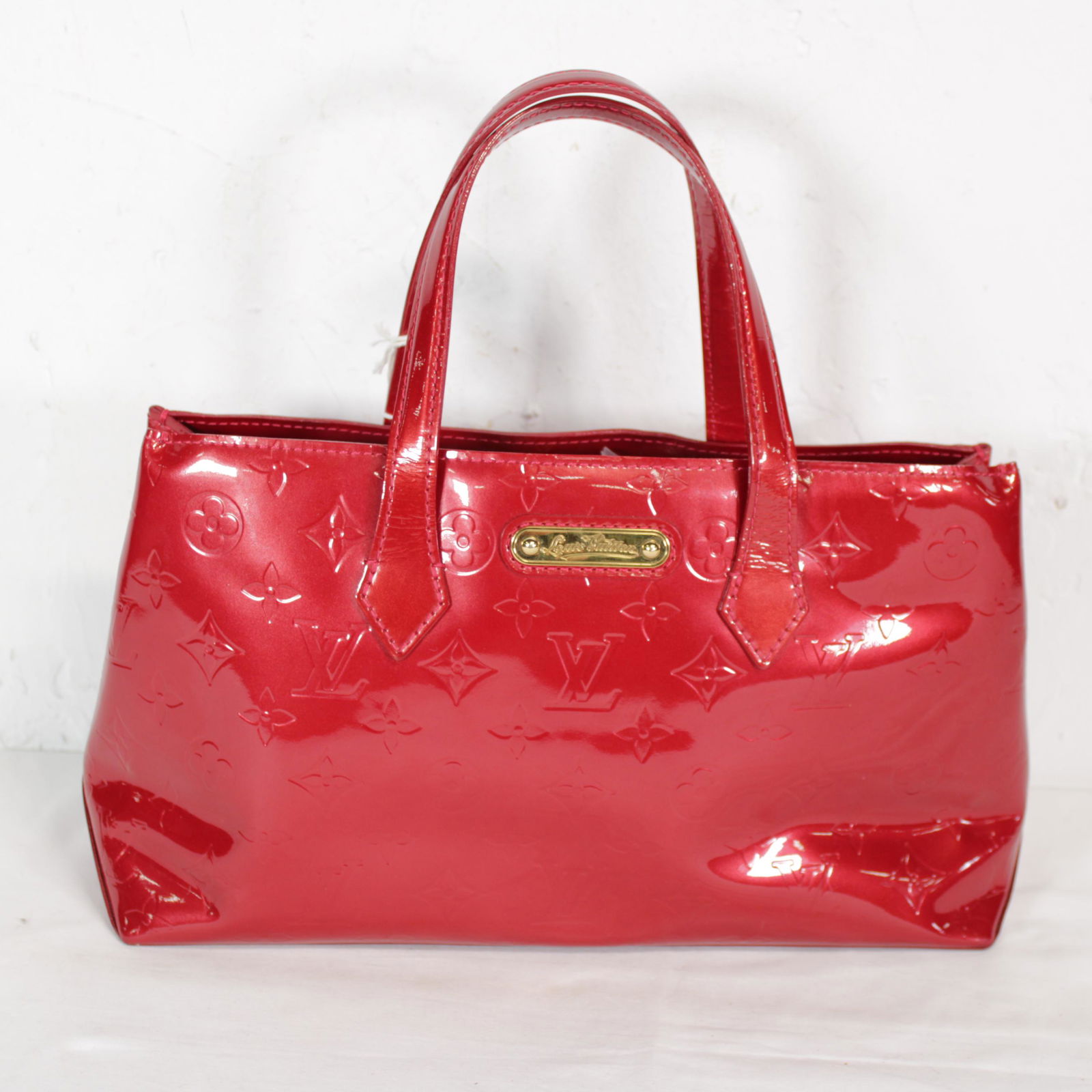 Louis Vuitton Wilshire PM in Monogram Vernis: Genuine Pre-Owned Louis Vuitton Wilshire PM in Dark Red Monogram Vernis in AB condition. Date Code is SN315* This lot includes Dustbag. Measurements: 30*17,5*11cm (Length * Height * Width). This lot