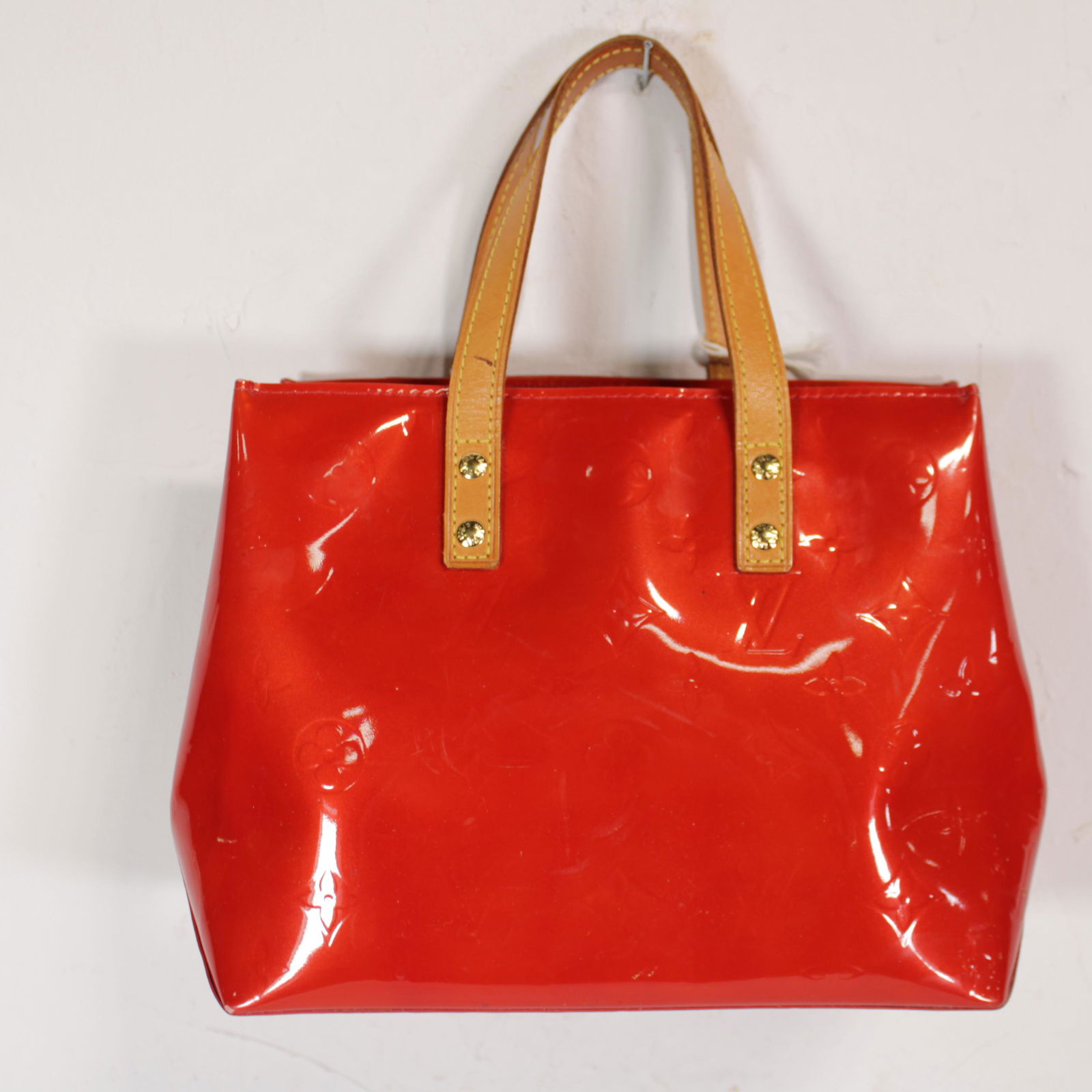 Louis Vuitton Reade PM in Monogram Vernis: Genuine Pre-Owned Louis Vuitton Reade PM in Flashy Red Monogram Vernis in A condition. Date Code is MI0072. Measurements: 23*18*10 (Length * Height * Width). This lot includes a certificate of authent