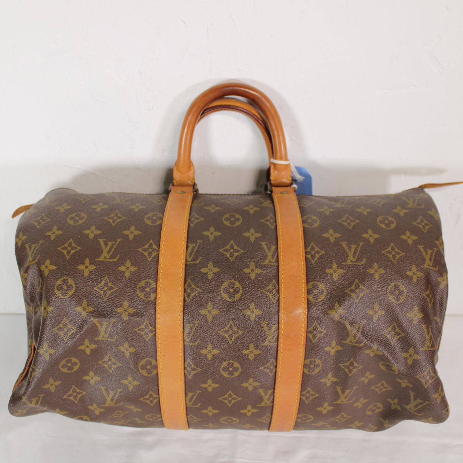 Louis Vuitton Keepall 45 in Monogram Canvas: Genuine Pre-Owned Louis Vuitton Keepall 45 in Brown Monogram Canvas in B condition. Date Code is SA. Measurements: 45*24*20cm (Length * Height * Width). This lot includes a certificate of authenticity