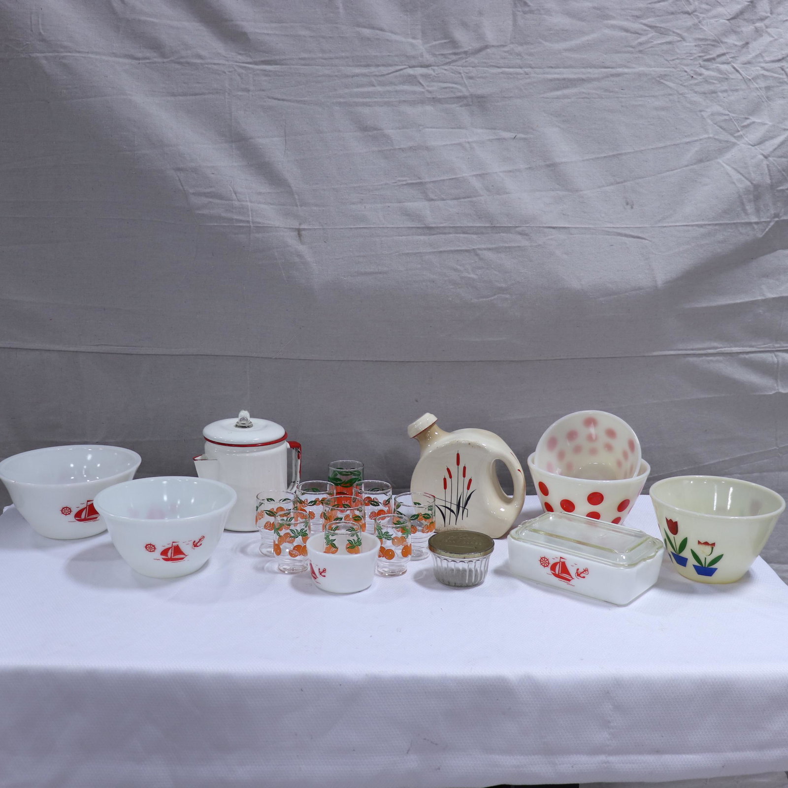 17 Piece Collection of Vintage Pyrex & Glasses: 17 Piece Collection of Vintage Pyrex & Glasses