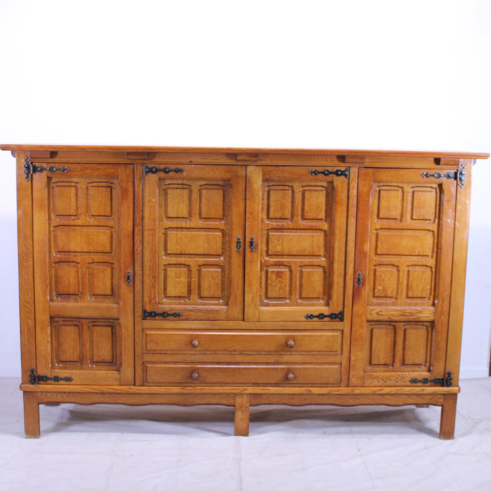 Large 4 Door Ranch Oak Style Cupboard (1 of 5)