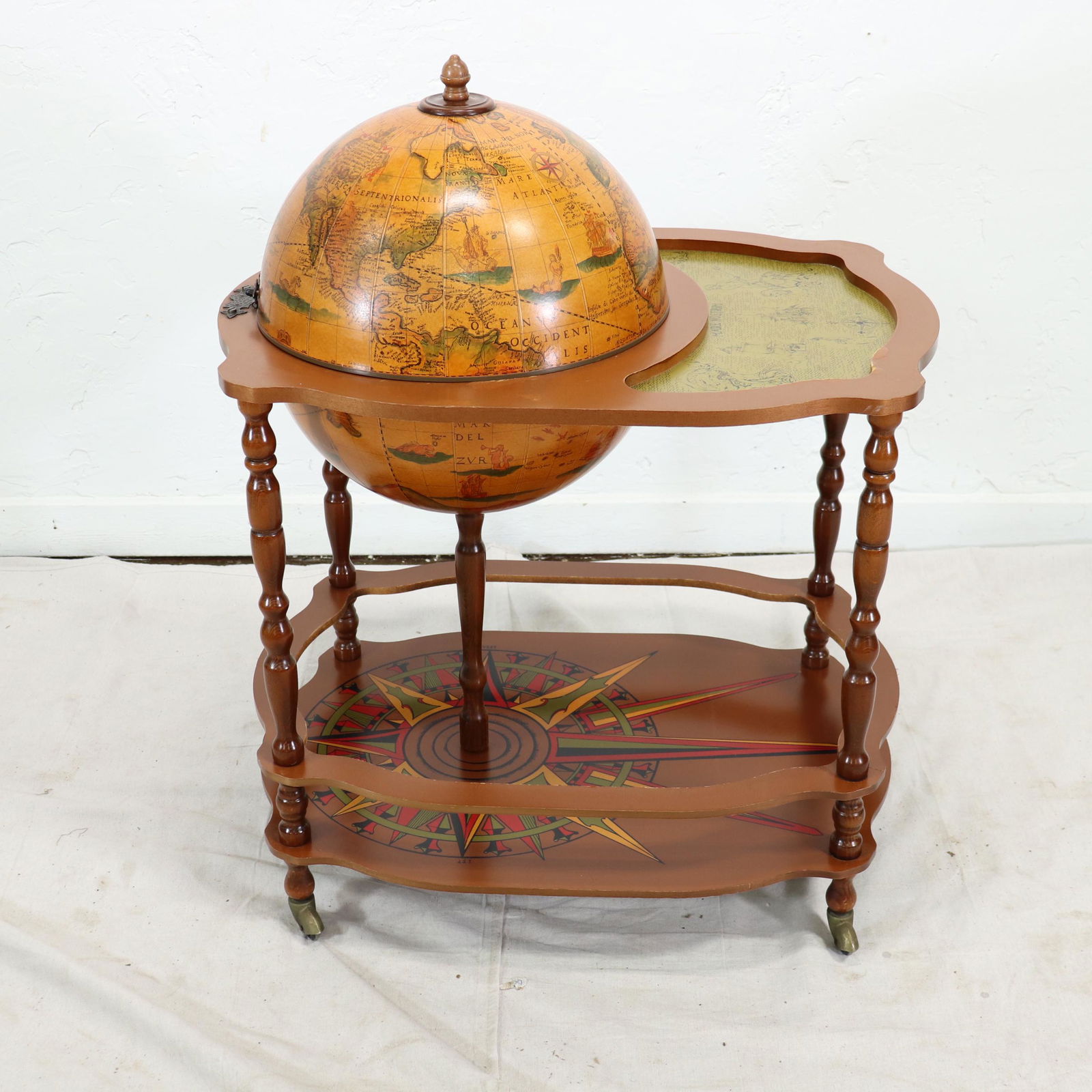 Rolling Globe Cocktail Bar (1 of 8)