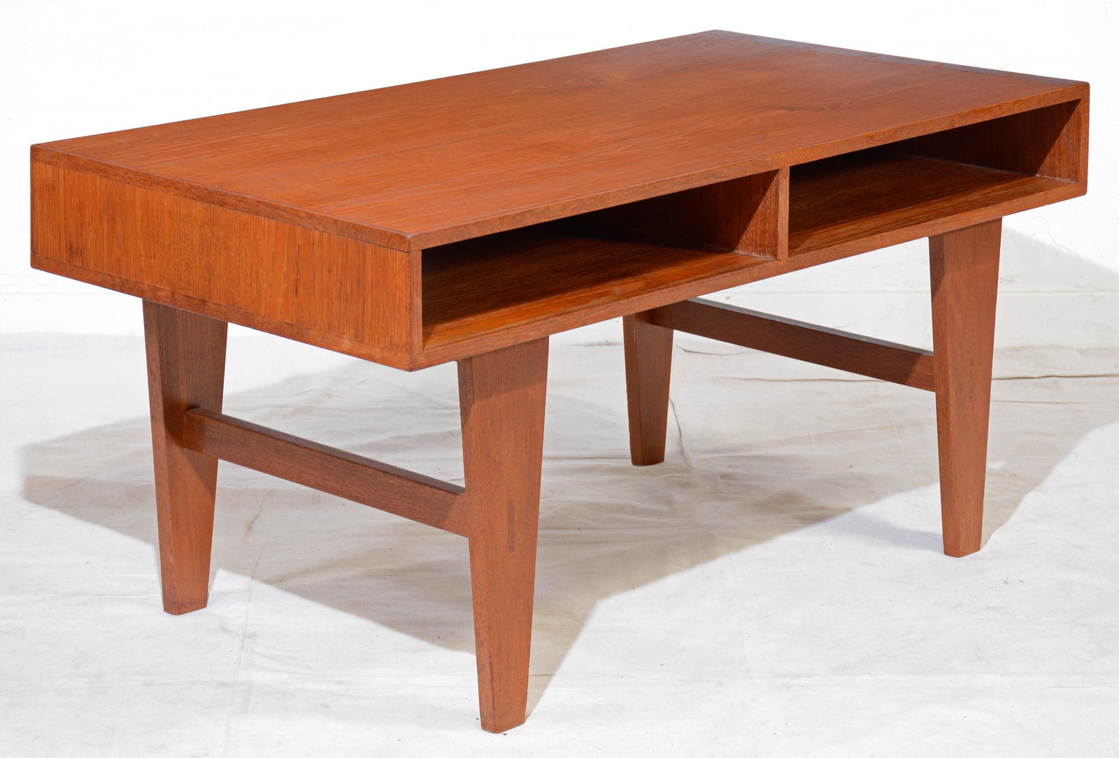 Vintage Mid Century Wood Coffee Table Tapered legs (1 of 4)