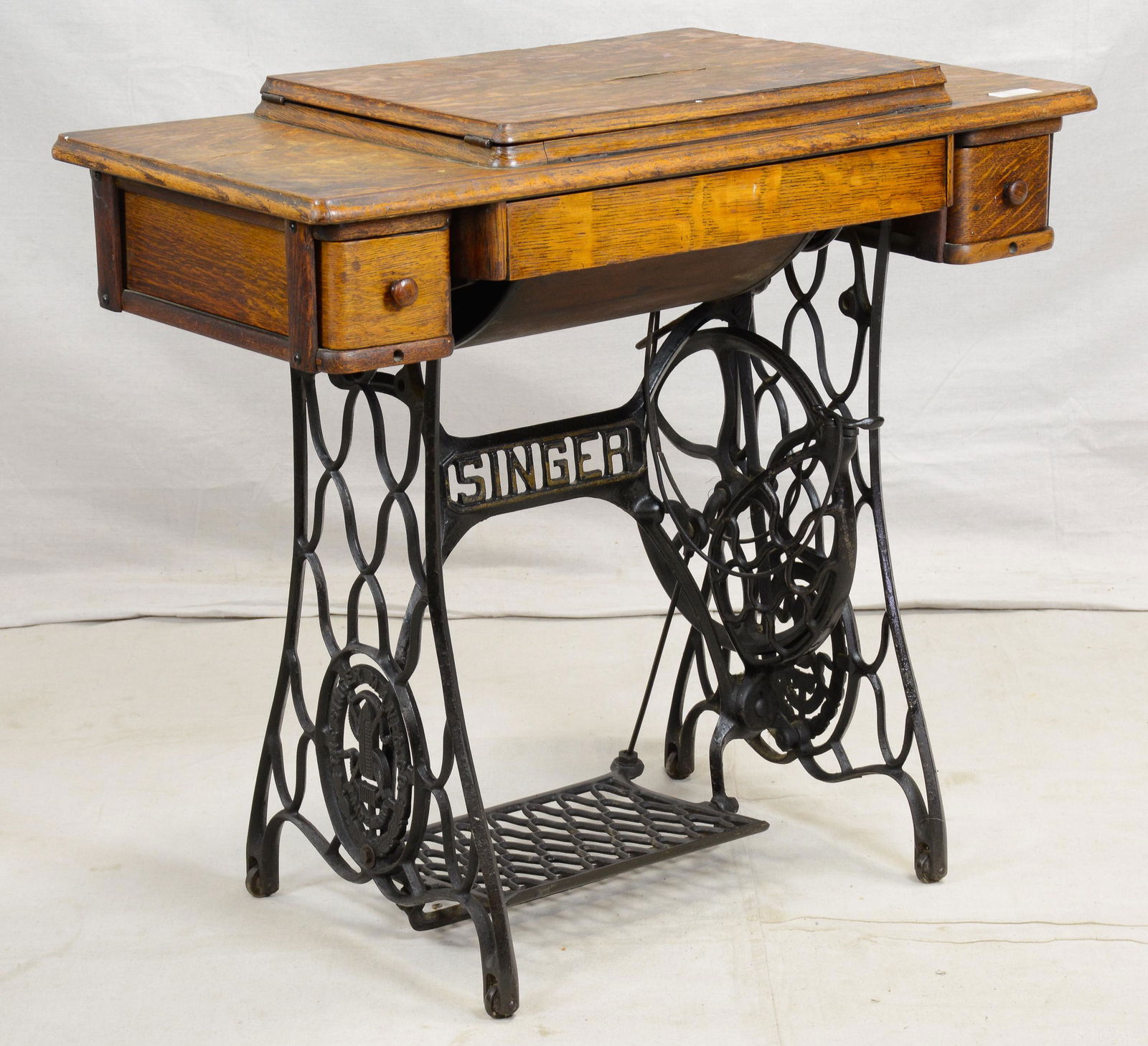 Trestle Base Singer Sewing Machine Nov 16, 2020 Gallery Auctions in TX