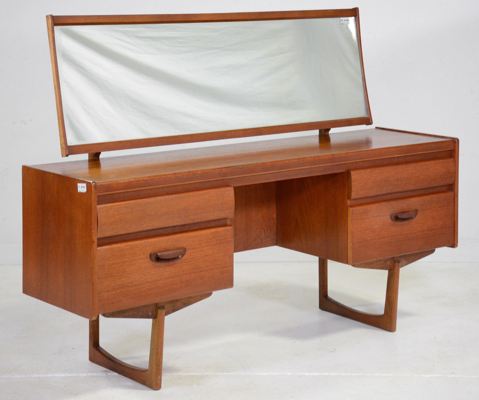 Mid Century Modern Dresser (1 of 5)