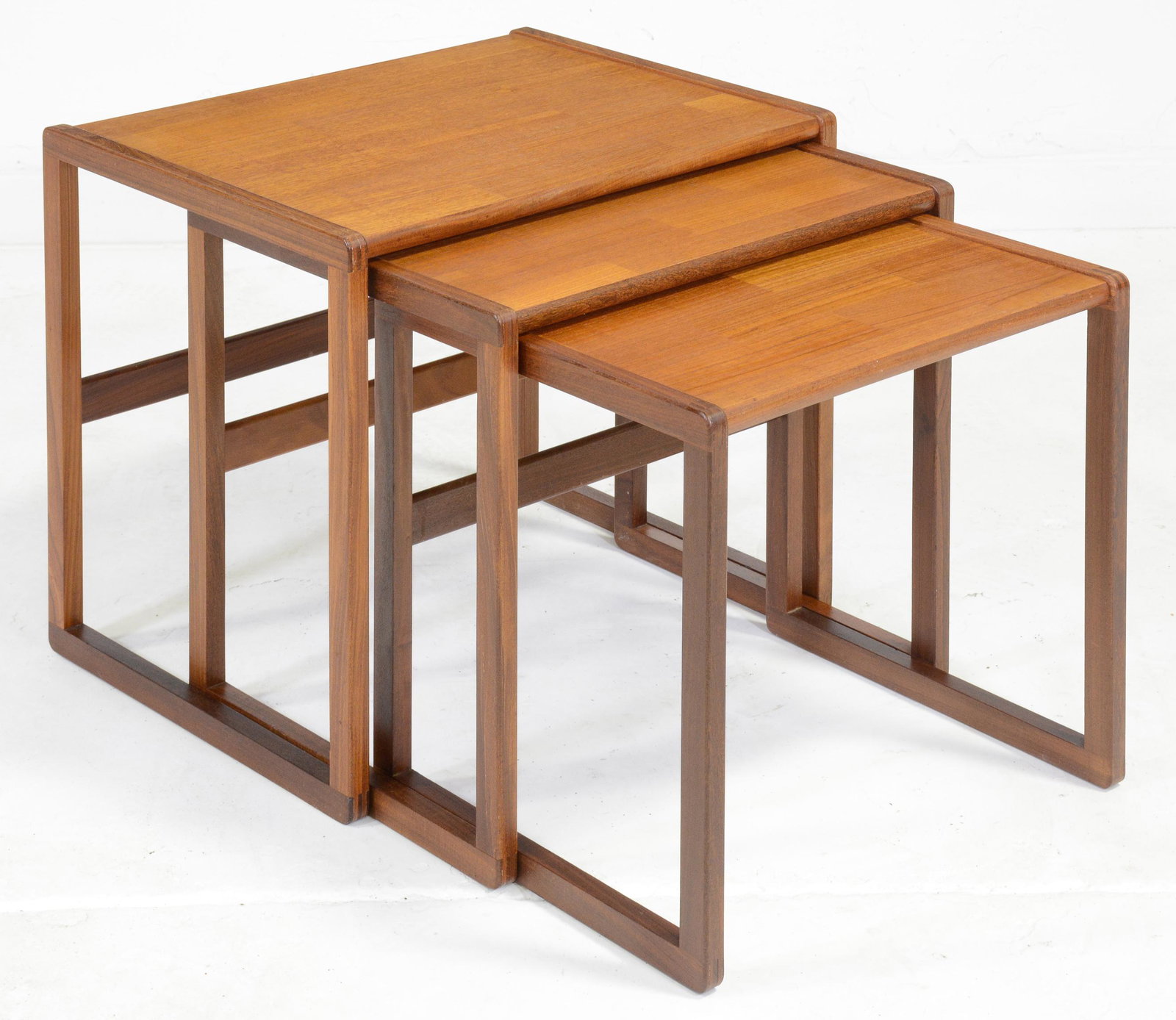 Mid Century Modern Gplan Nest of 3 Tables: Mid Century Modern Gplan Nest of 3 Tables - 20 in tall x 22 x 17