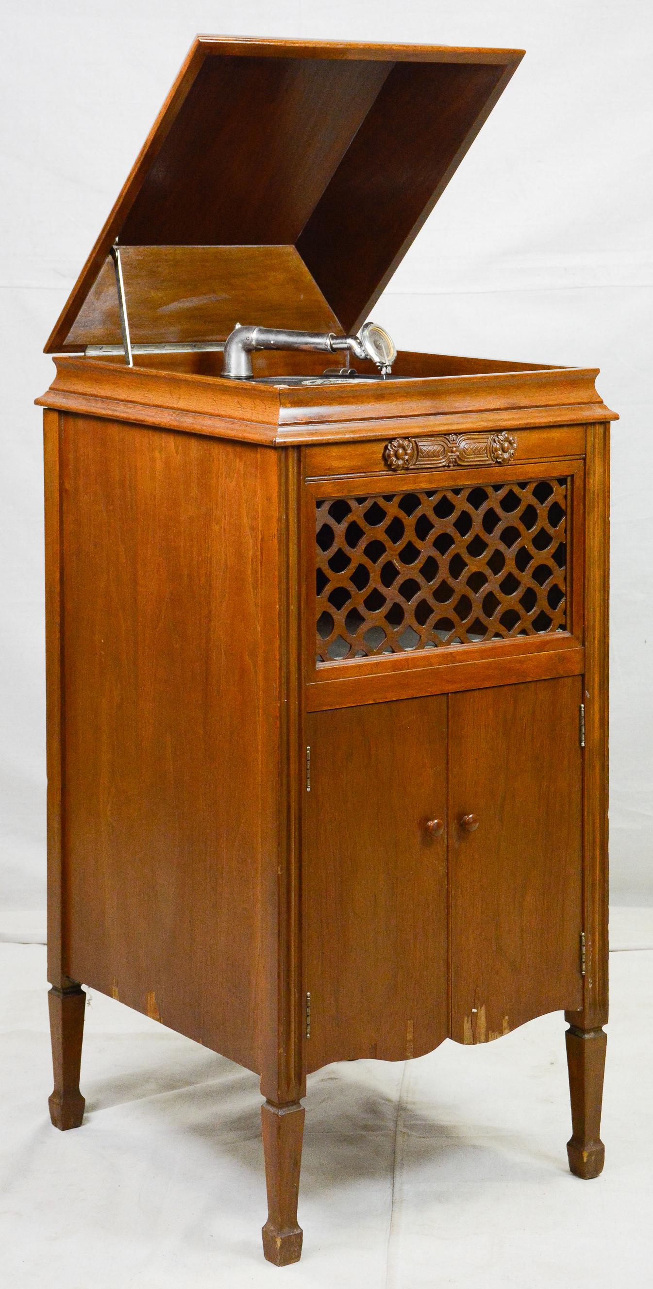 Vintage Victrola In Oak Cabinet (1 of 3)