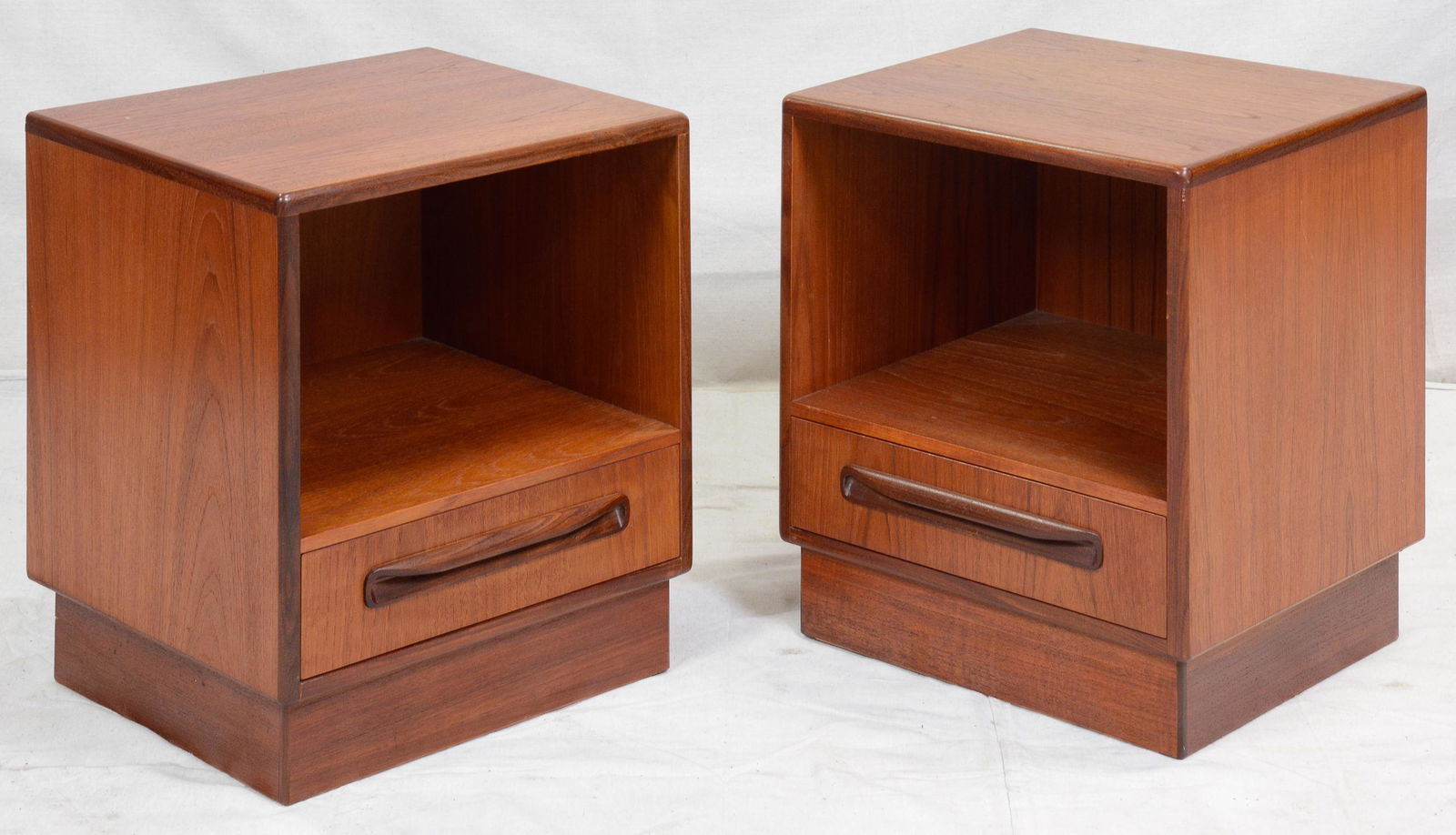 2 Mid Century Modern "Fresco" Night Stands By G-Plan (1 of 5)