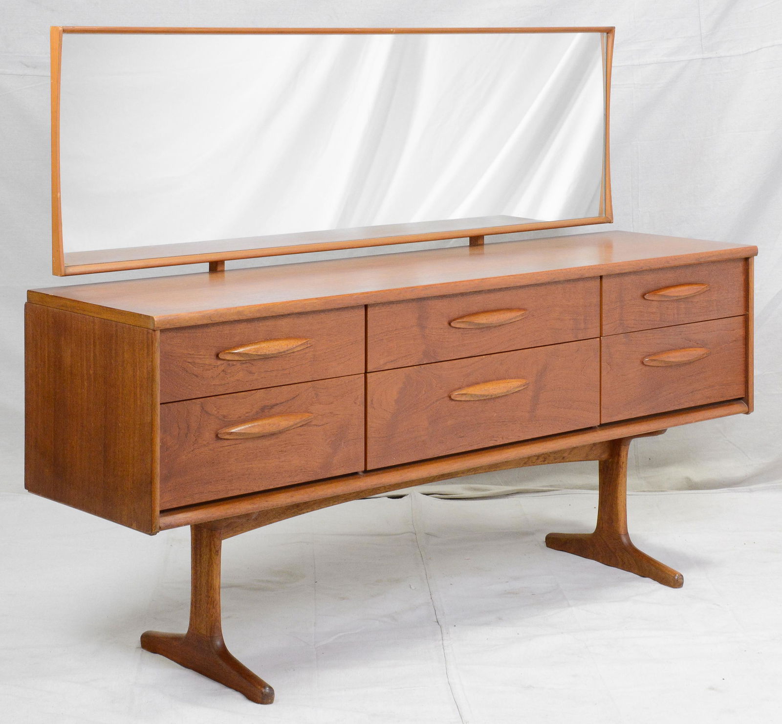 Mid Century Modern 6 Drawer Chest / Sideboard (1 of 5)