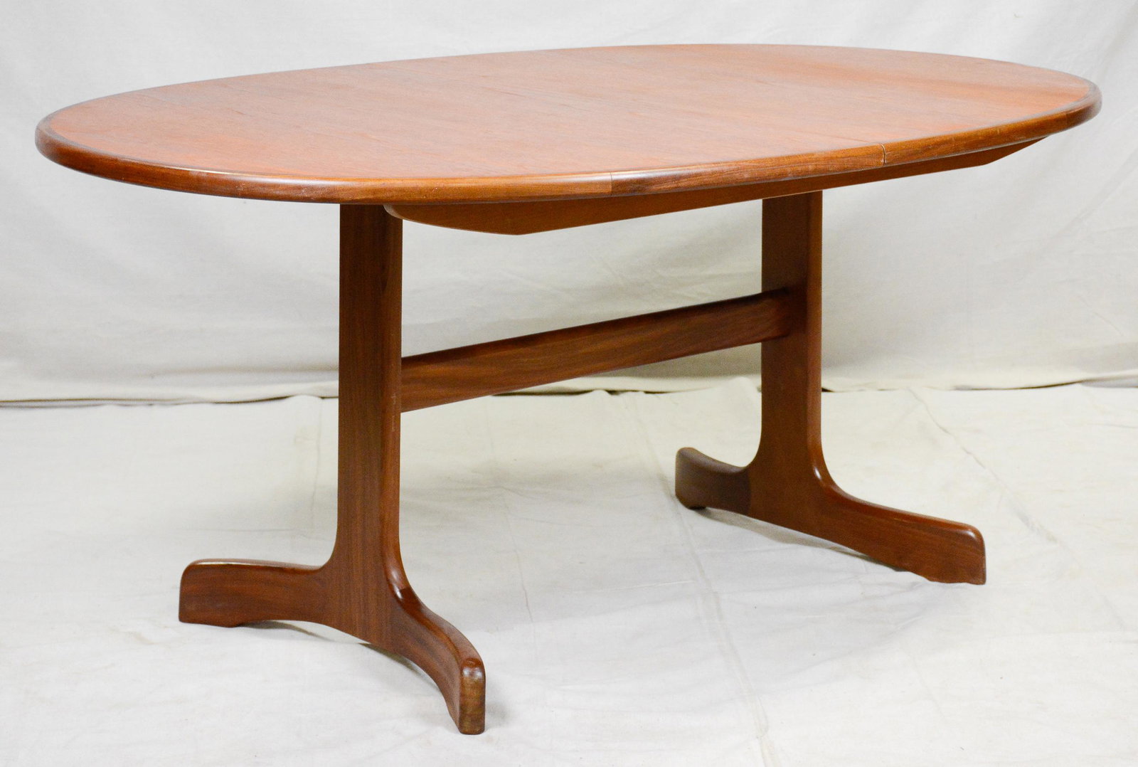 Oval Mid Century Modern Teak Dining Table By G-plan: This Danish Modern Style Teak Dining Table includes a pop-out butterfly style leaf & is made by Mid Century Modern Furniture Maker G Plan ( Gplan ). 30 in tall x 65 in long (leaf adds 18 in ) x 43