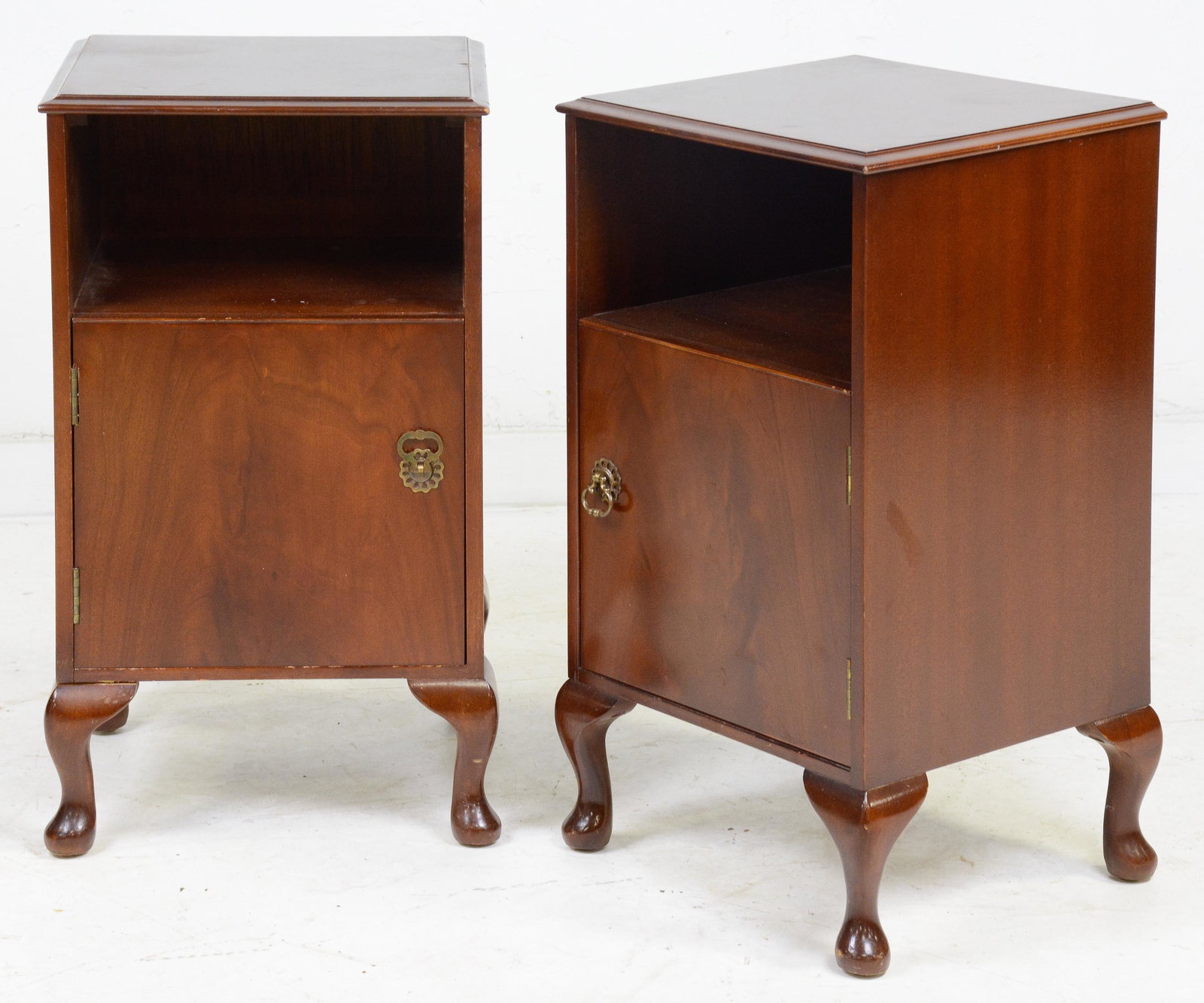 Pair of Queen Anne Mahogany Night Stands: Pair of Queen Anne Mahogany Night Stands - 28 in tall x 16 x 14