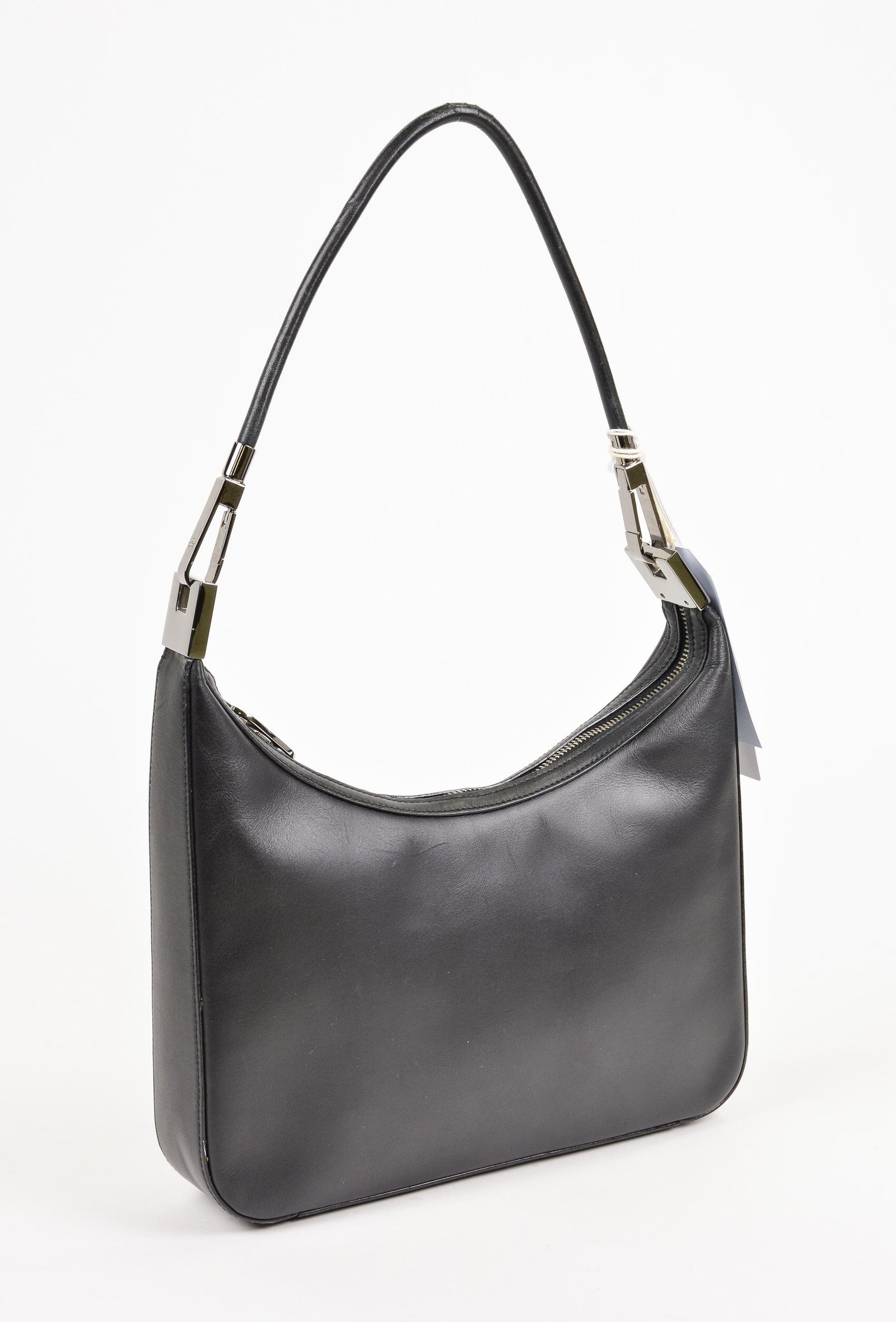 Gucci Sling Semi Shoulder in Smooth Leather: Genuine Pre-Owned Gucci Sling Semi Shoulder in Black Smooth Leather in AB condition. Date Code is 0013812/002122 This lot includes Dustbag. Measurements: 19,5*18*12,5cm (Length * Height * Width). This