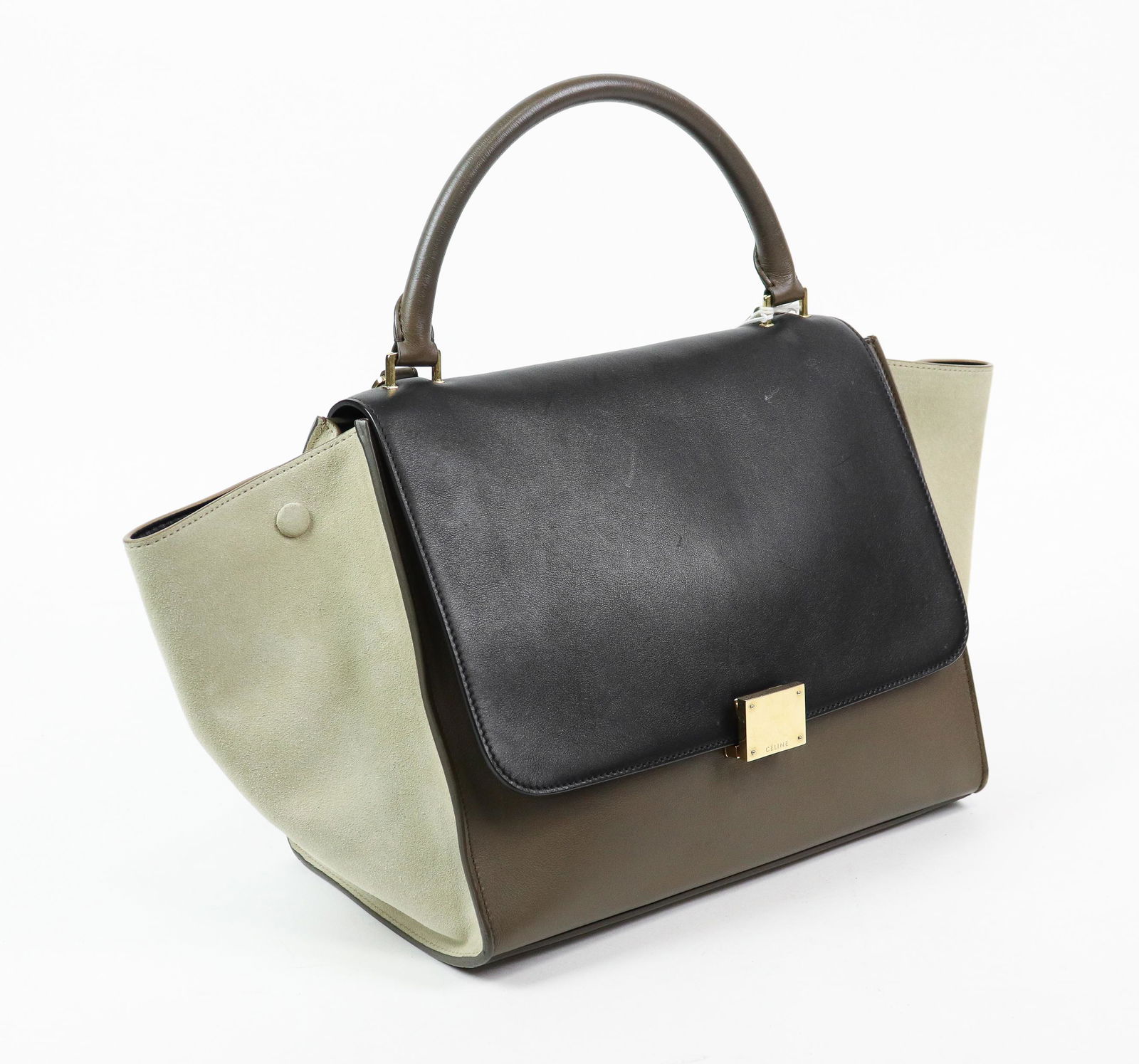 Celine Trapeze Tricolor MM in Smooth Leather: Genuine Pre-Owned Celine Trapeze Tricolor MM in Brown/Black/Light Beige Smooth Leather in A condition. Date Code is F-SN-0142/F-PA-0152 This lot includes Strap, Dustbag. Measurements: 30*25*17cm (Len