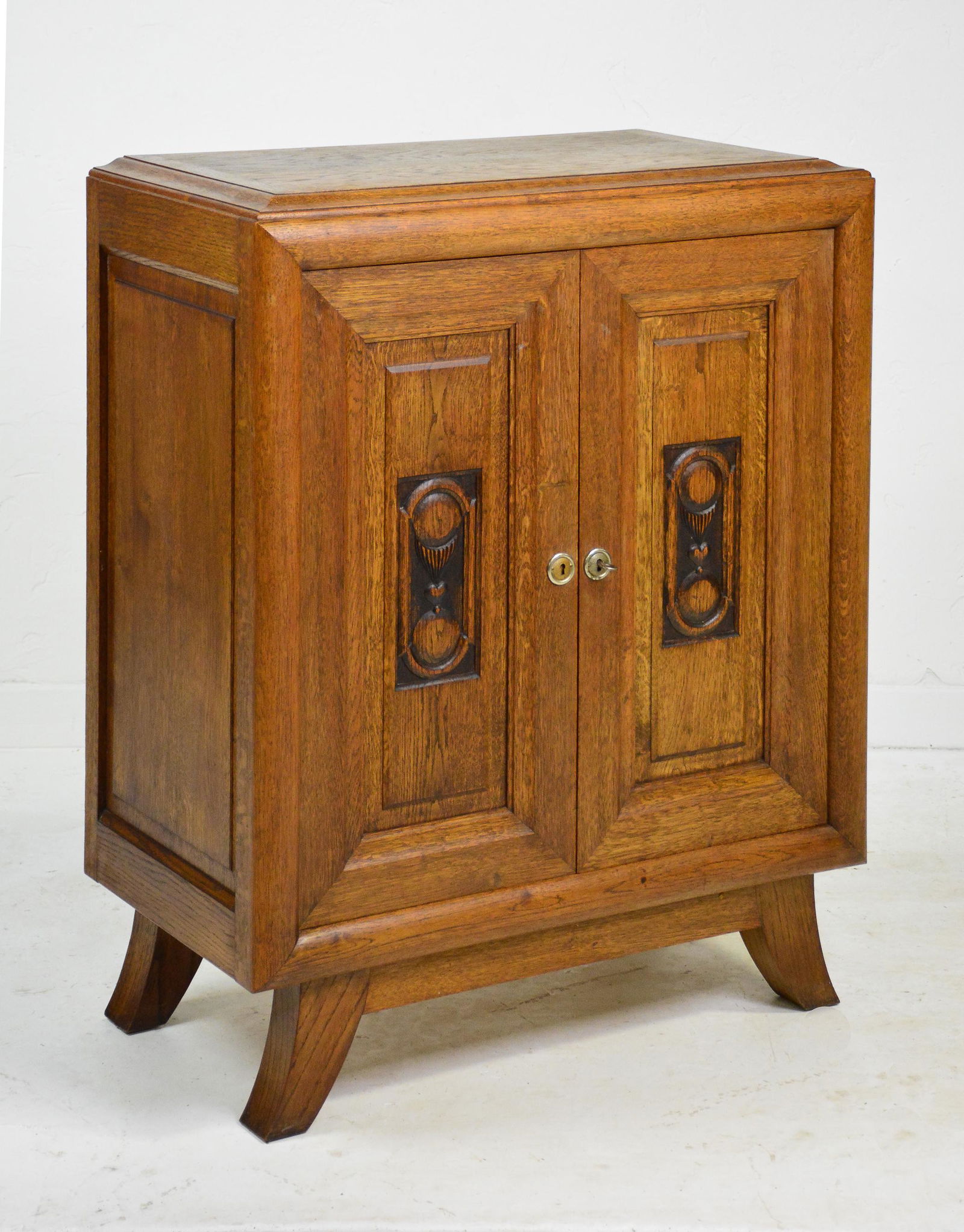 Large Double Door Oak Cupboard (1 of 4)