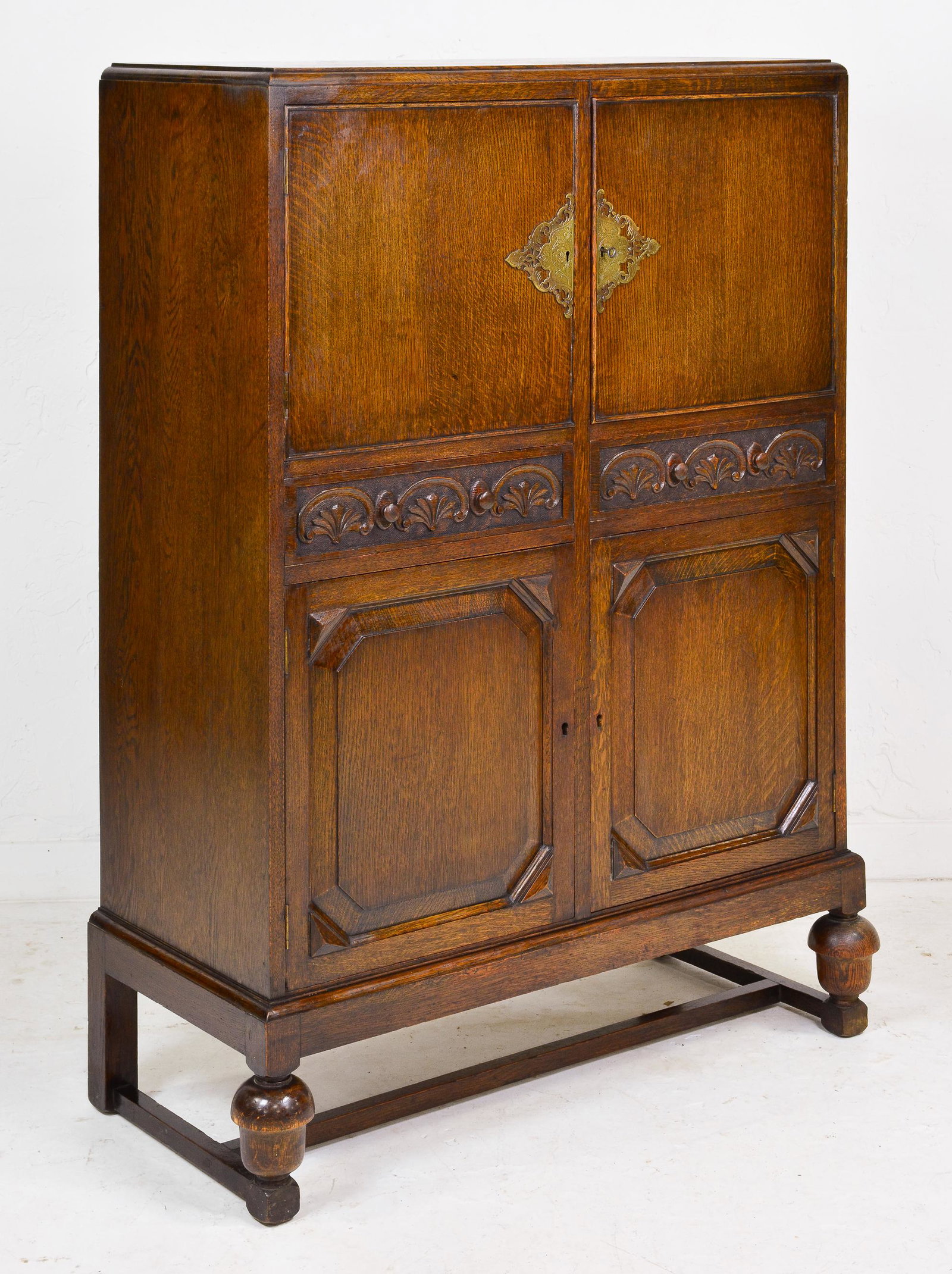 English Oak 4 Door Cabinet / Cupboard (1 of 4)