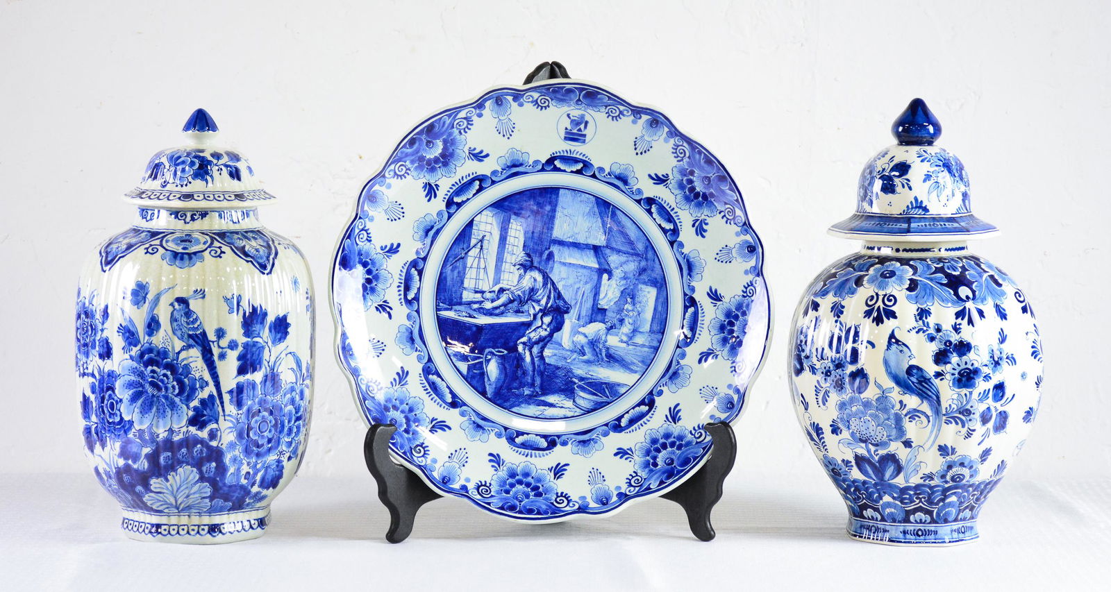 3pcs Assorted Delft Urns With Lids & Charger (1 of 8)