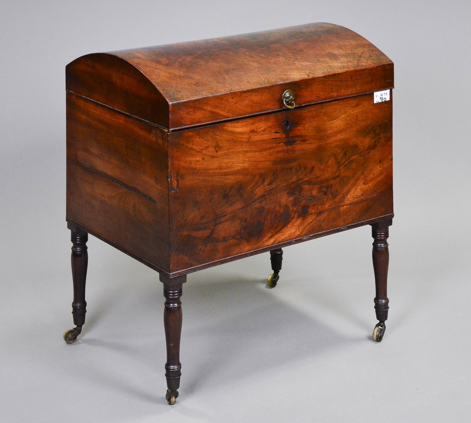 Georgian Mahogany Wine Cellarette c.1820: Georgian Mahogany Wine Cellarette c.1820 - 28 in tall x 25 x 18