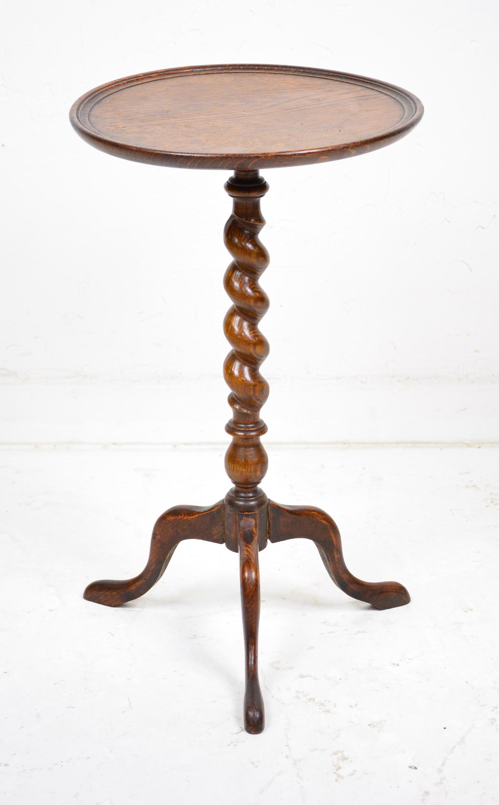 Round European Side Table with Barley Twist Base: Round European Side Table with Barley Twist Base - 26 in tall x 15 x 15
