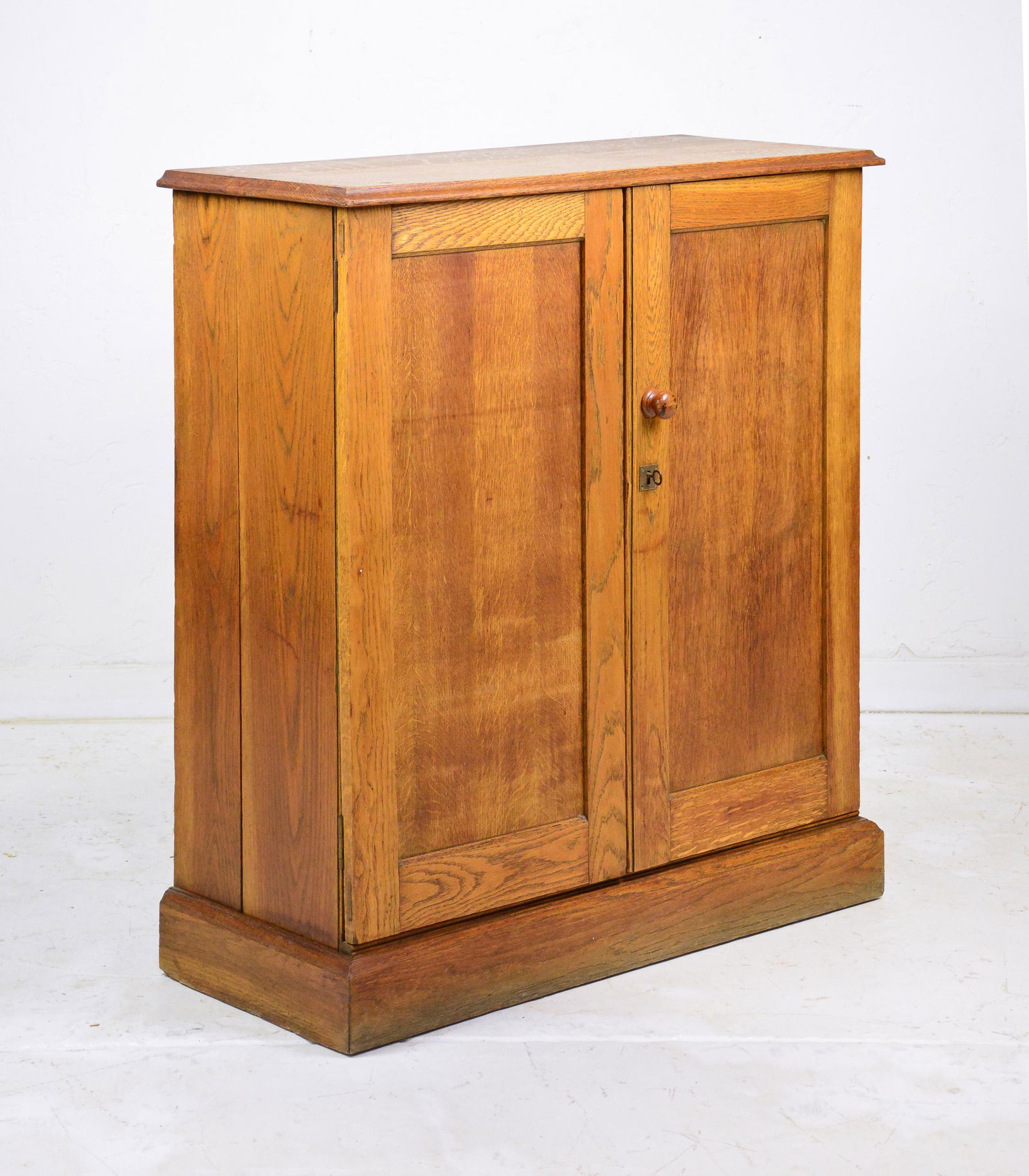 Double Door Small Oak Cupboard (1 of 3)