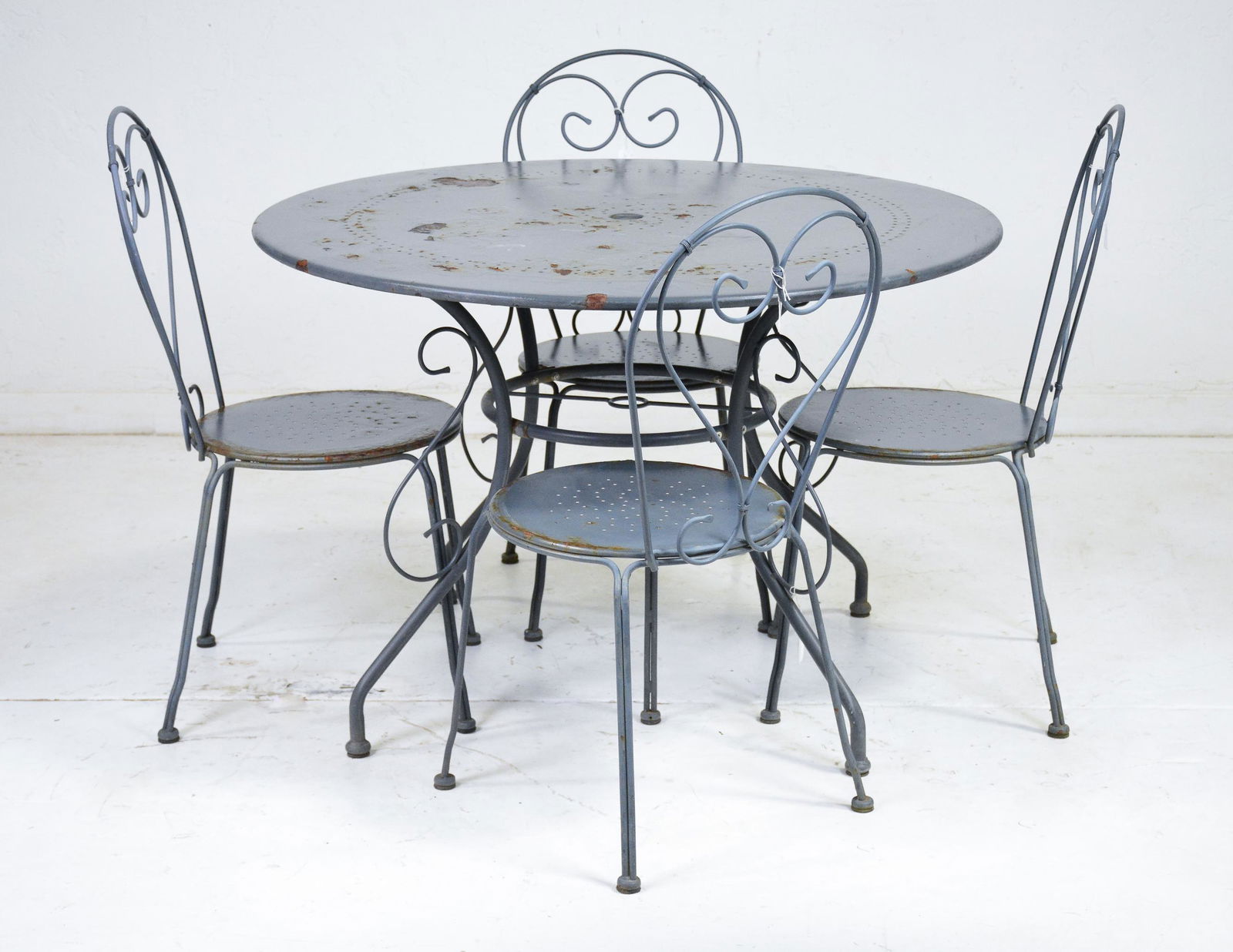 Grey Metal Garden Table & 4 Chairs (1 of 3)