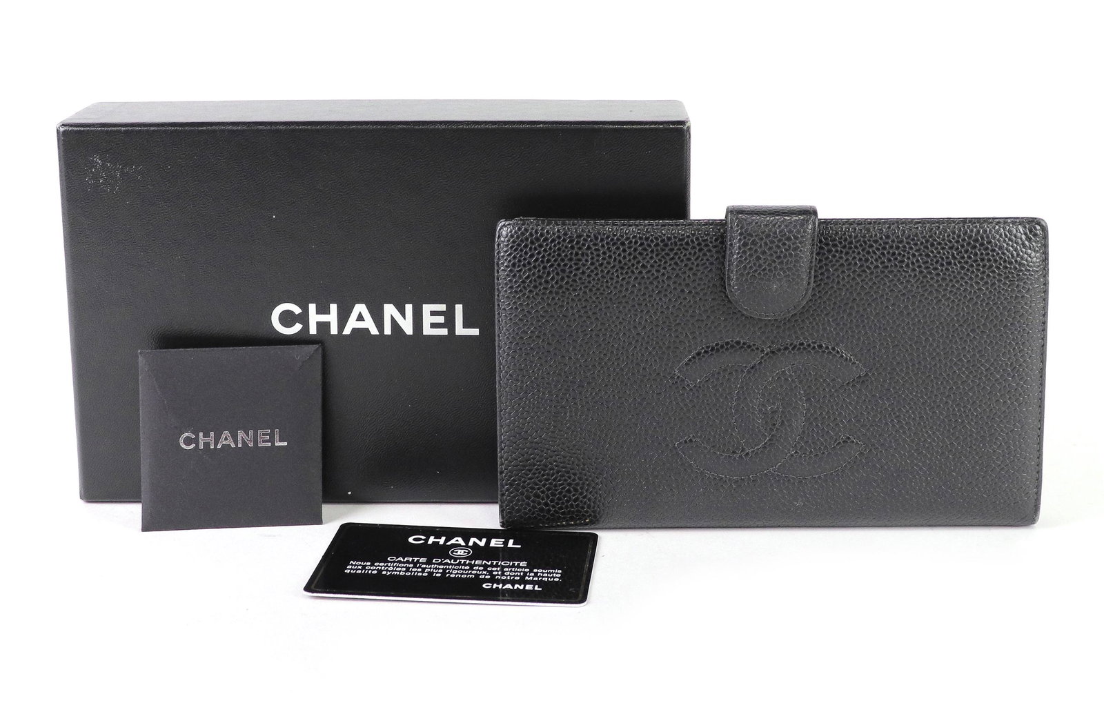 Chanel Single Snap Long CC Wallet in Caviar Leather: Genuine Pre-Owned Chanel Single Snap Long CC Wallet in Black Caviar Leather in A condition. Date Code is 9592301 This lot includes the following accessories: , Card, Booklet, Box. Measurements: 17,5*1