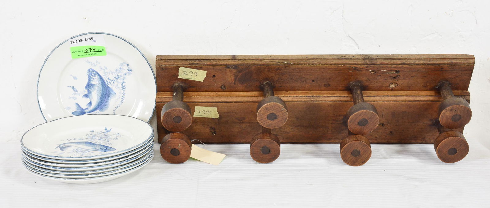 2 Wall Racks & 8 Fish Plates (1 of 2)