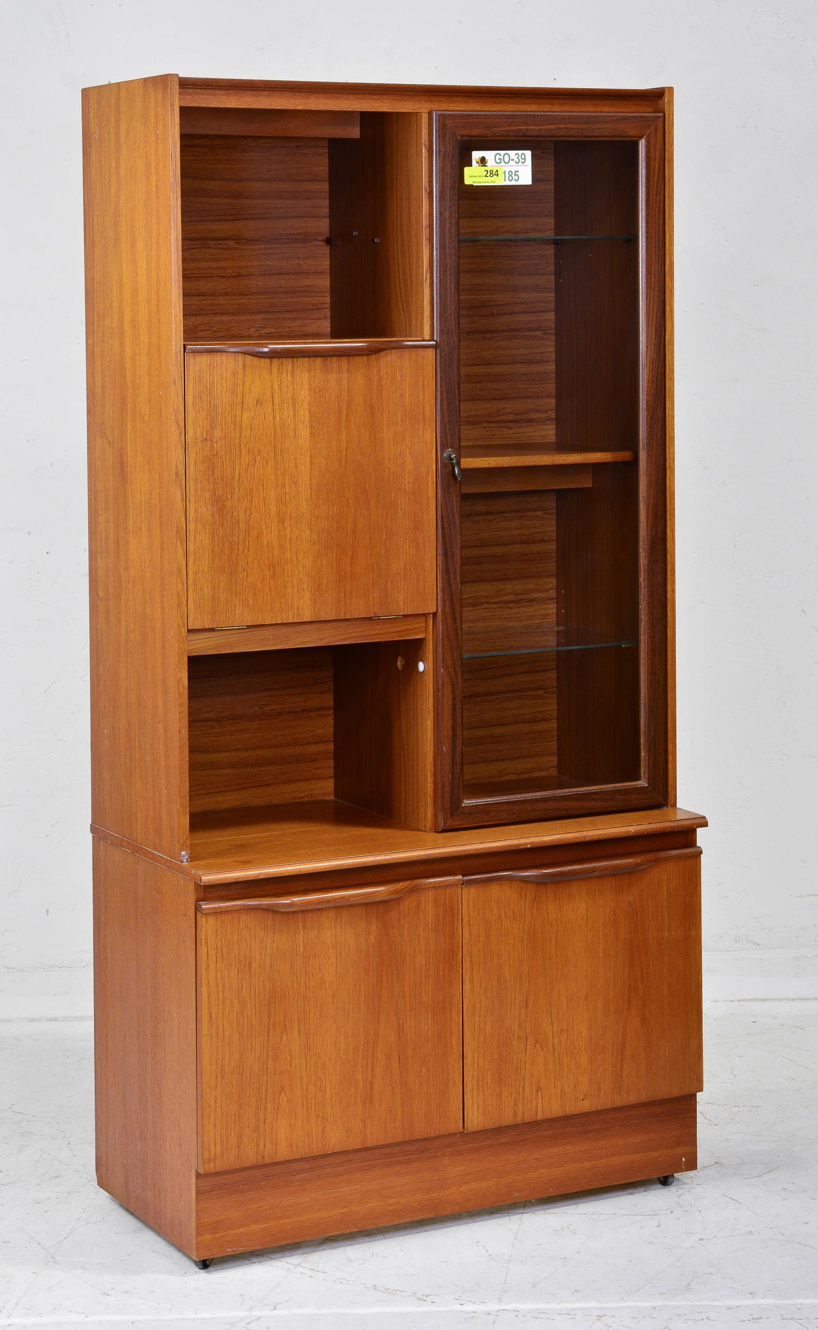 Mid Century Modern Display Cabinet / Cocktail Cabinet (1 of 6)