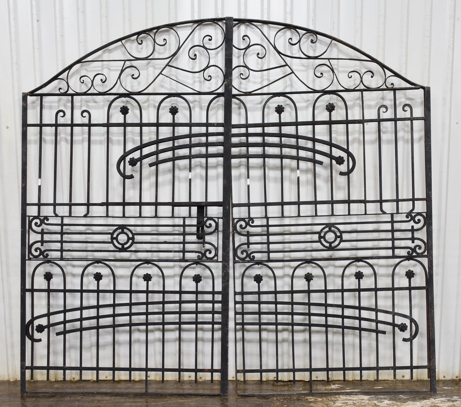 Black Iron Round Top Tall Gates (1 of 3)