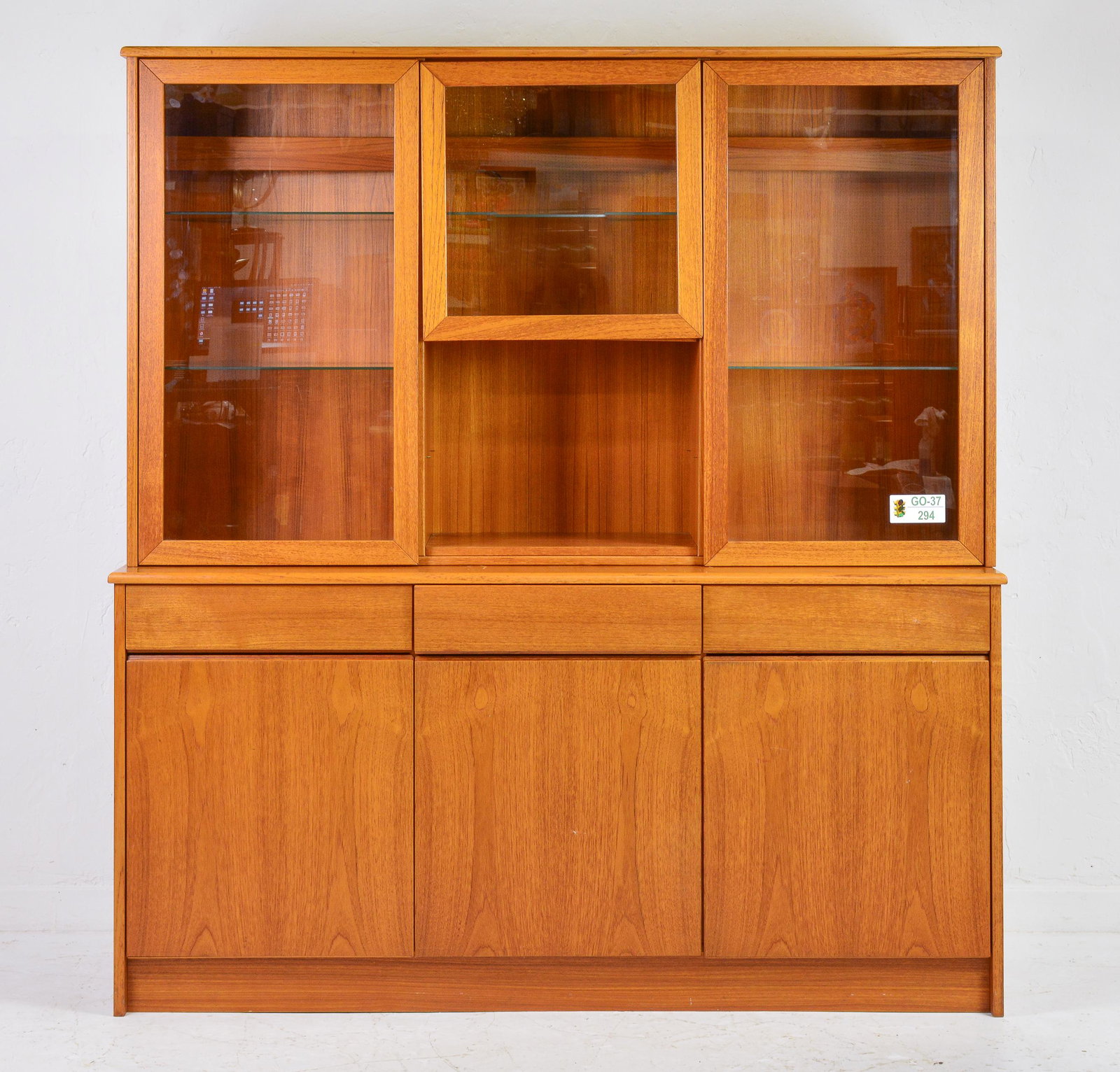 Mid Century Modern Showcase / Bookcase (1 of 3)