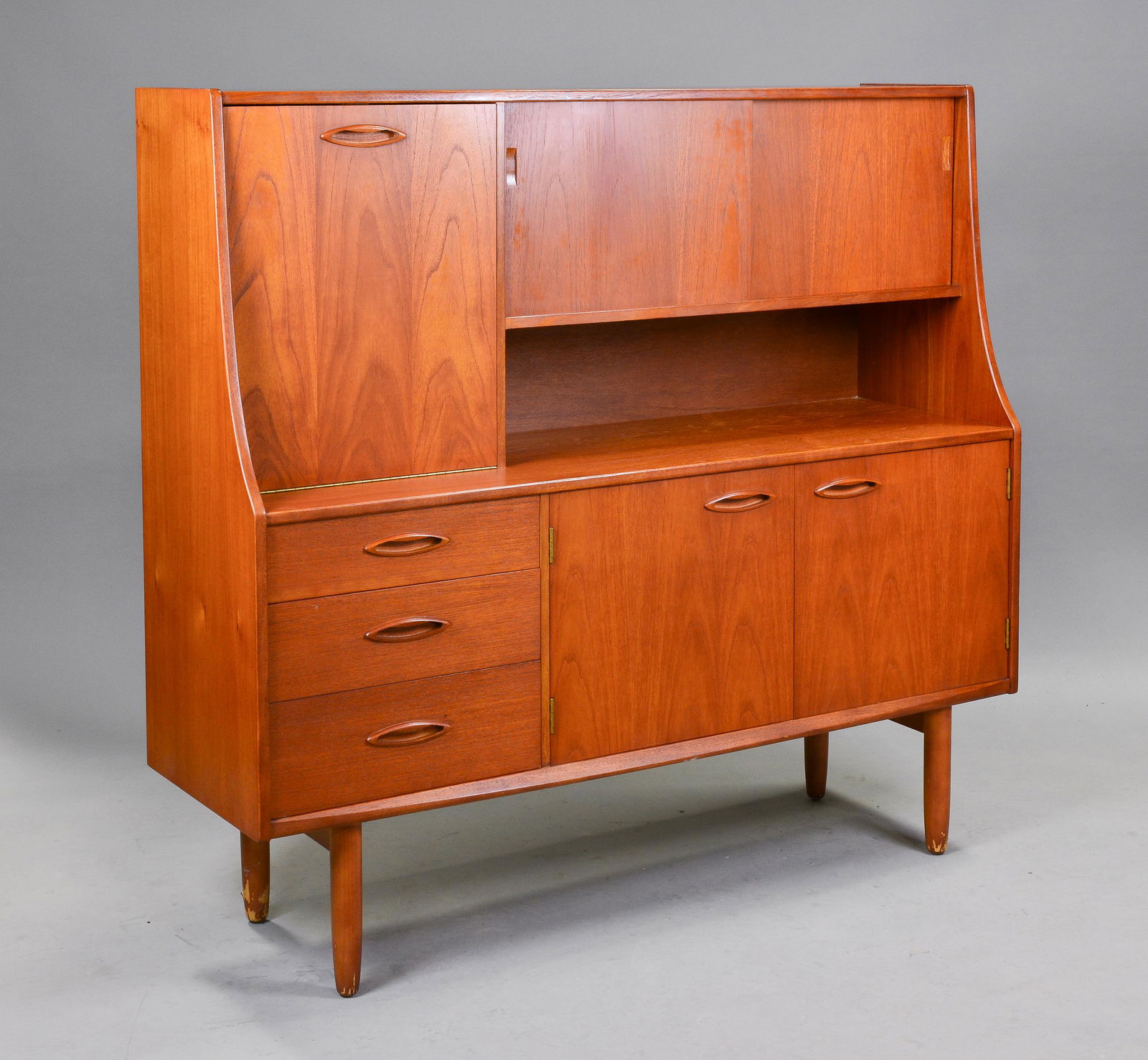Mid Century Modern Teak Hutch / Cocktail Sideboard (1 of 4)