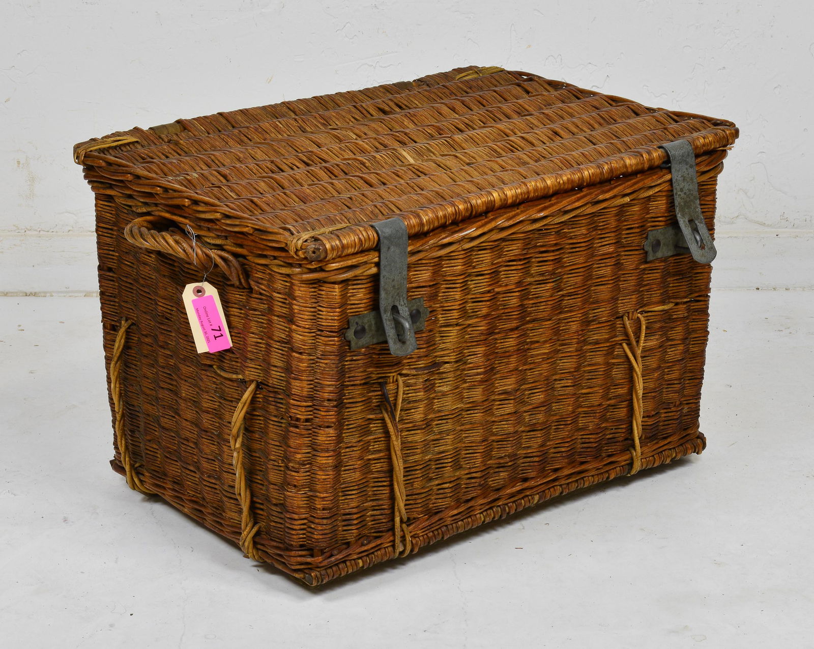 European Wicker Basket With Lid (1 of 3)