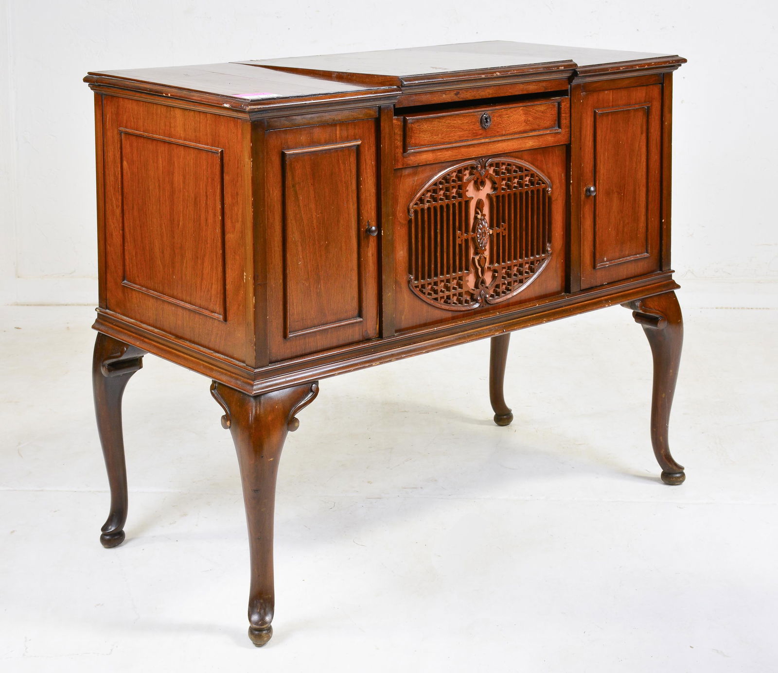 Vintage Sideboard with Record Player on Cabrio Legs (1 of 6)
