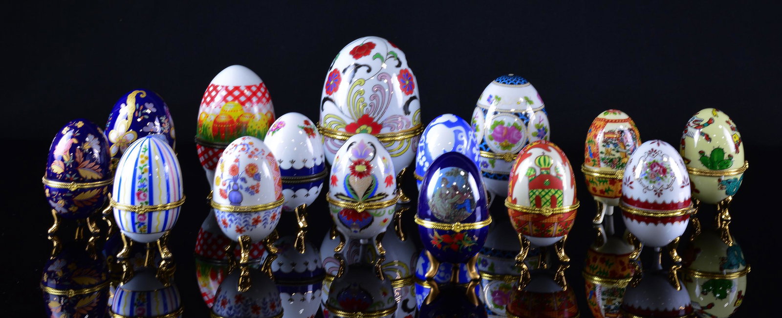 15 Assorted Porcelain Egg Shaped Containers / Casks: 15 Assorted Porcelain Egg Shaped Containers / Casks - Largest is 6 in tall x 4 inch diameter