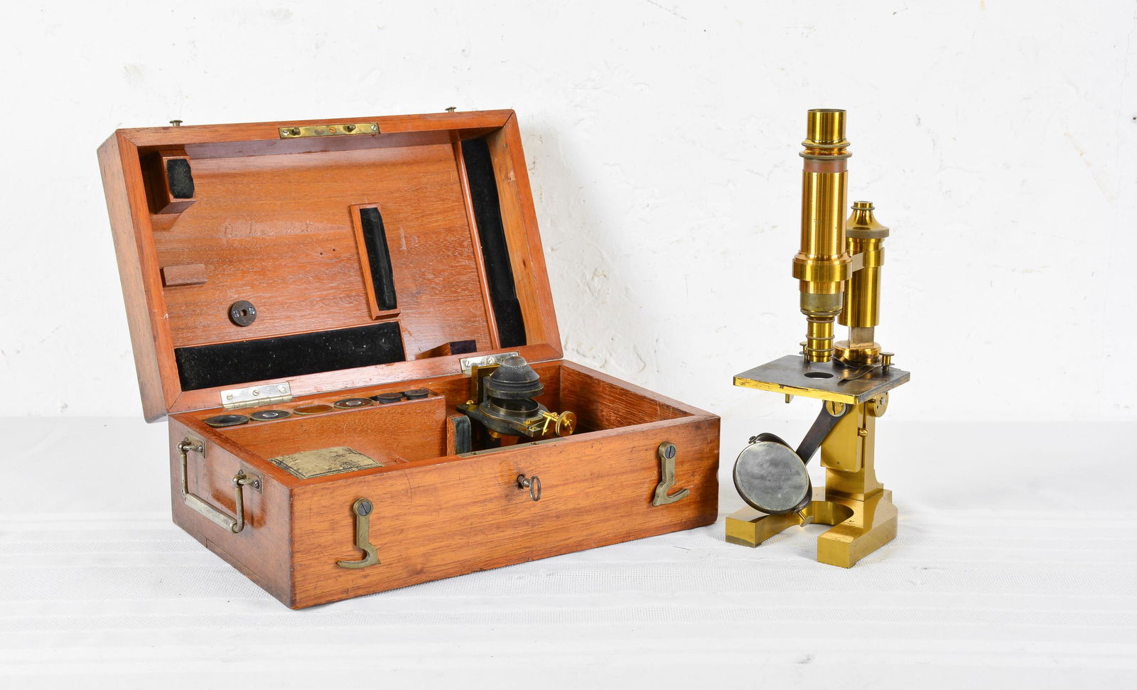 E. Leitz Microscope In Original Case c.1884 (1 of 4)