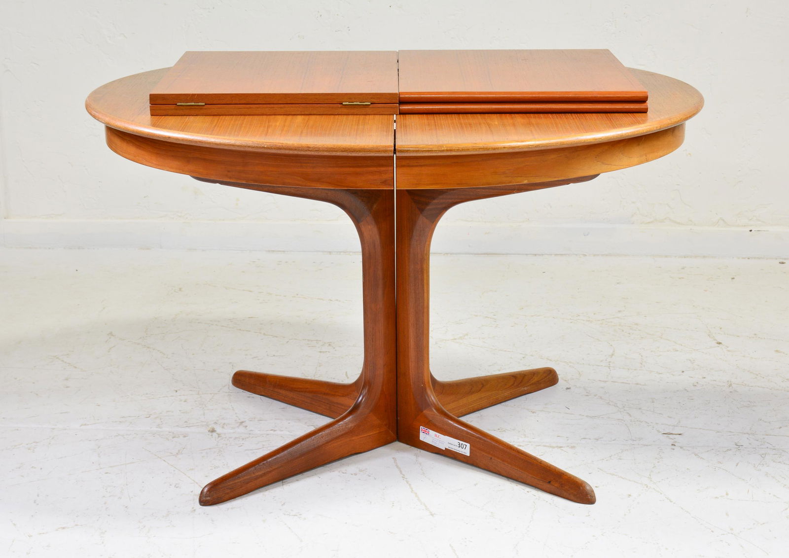 Mid Century Modern Round Table with 2 Insertable Leaves (1 of 4)