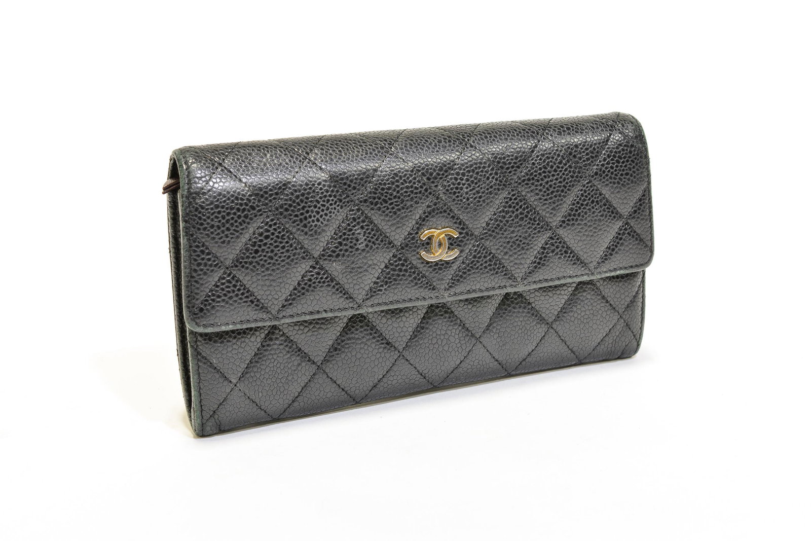 Chanel CC Classic Continental Wallet in Quilted Caviar: Genuine Pre-Owned Chanel CC Classic Continental Wallet in Black Quilted Caviar Leather in AB condition. Date Code is 18696189 (2013) This lot includes the following accessories: Sticker, Card. Measure